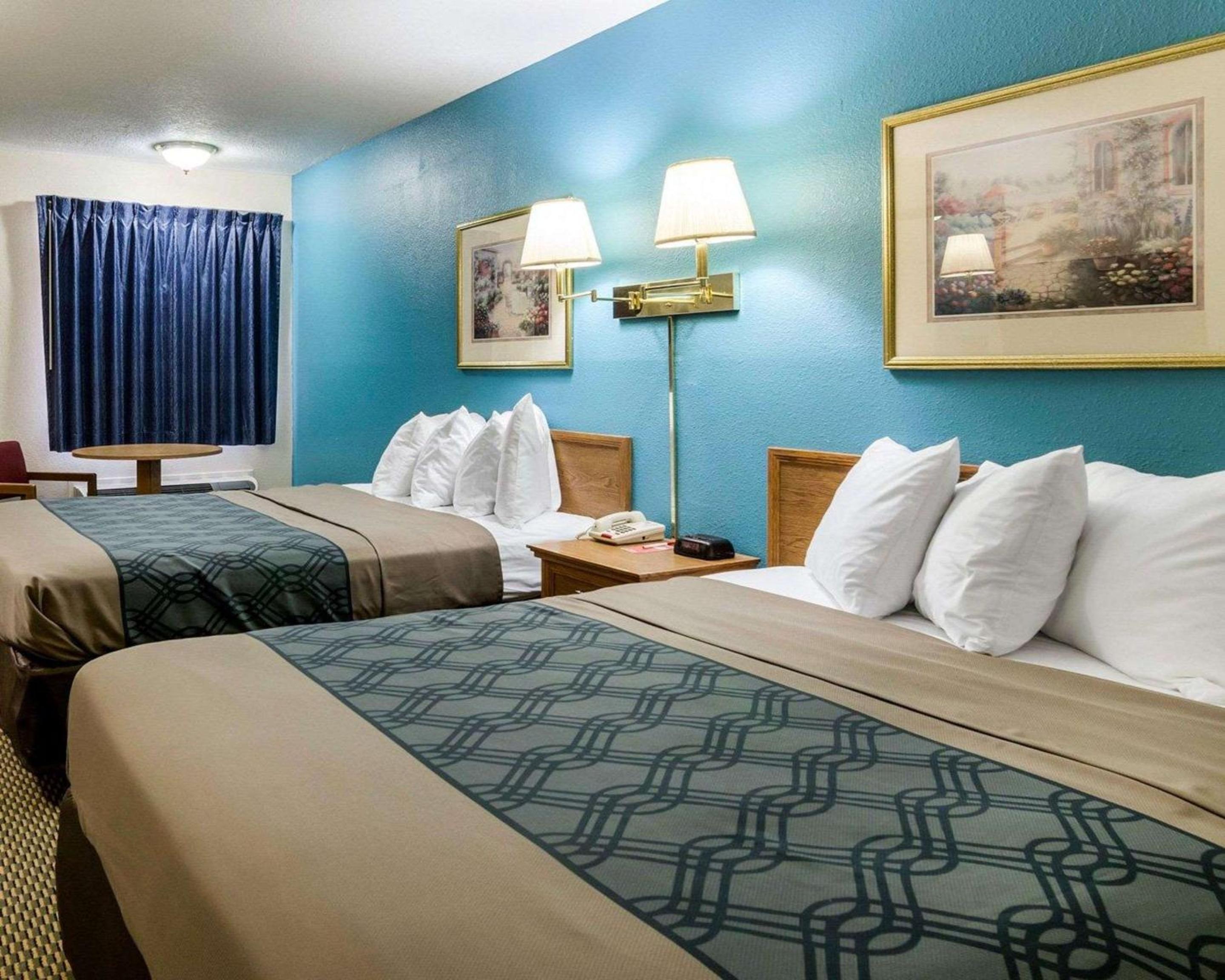 Standard Queen Room with Two Queen Beds - Non-Smoking - Photo 4