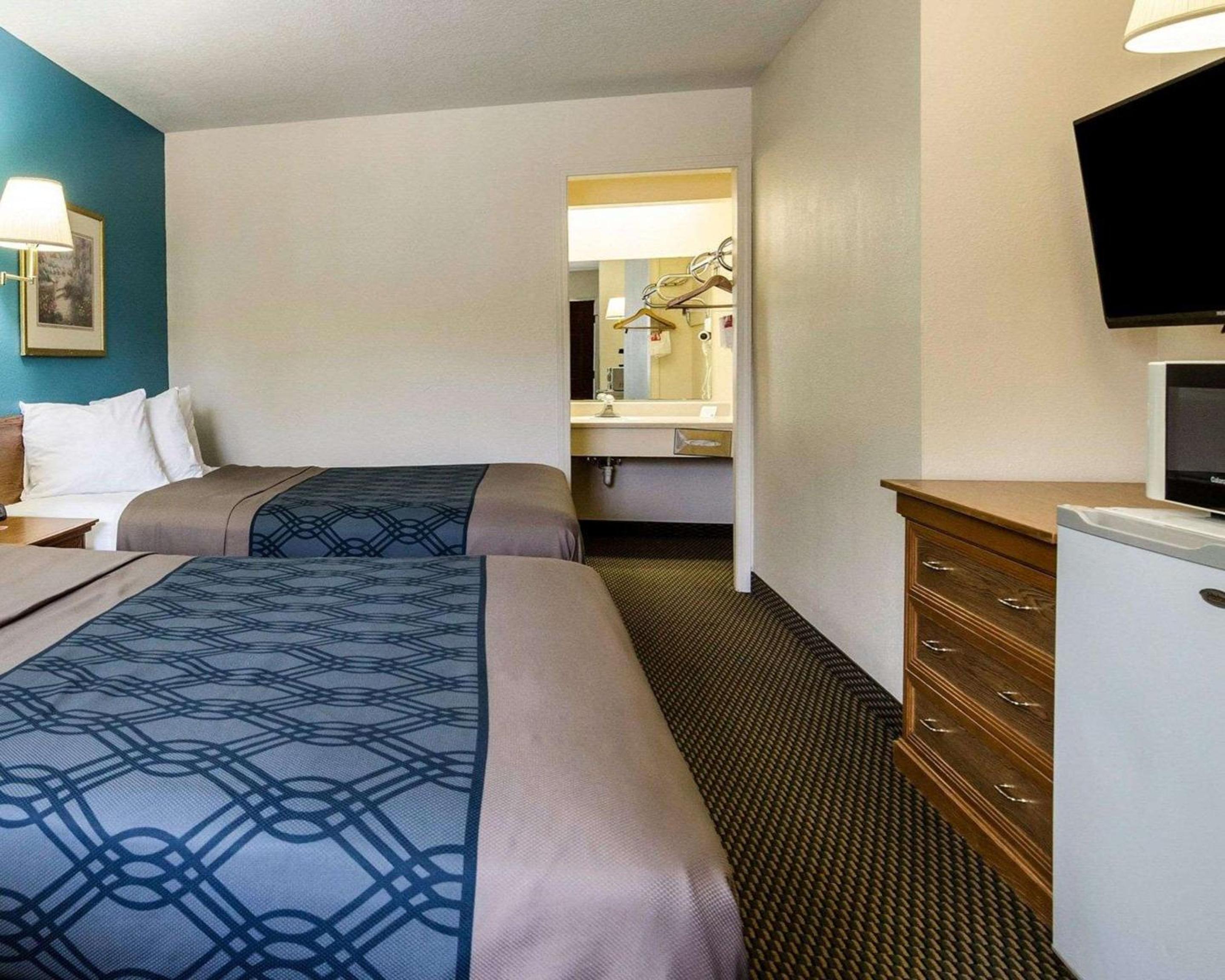 Standard Queen Room with Two Queen Beds - Non-Smoking - Photo 3