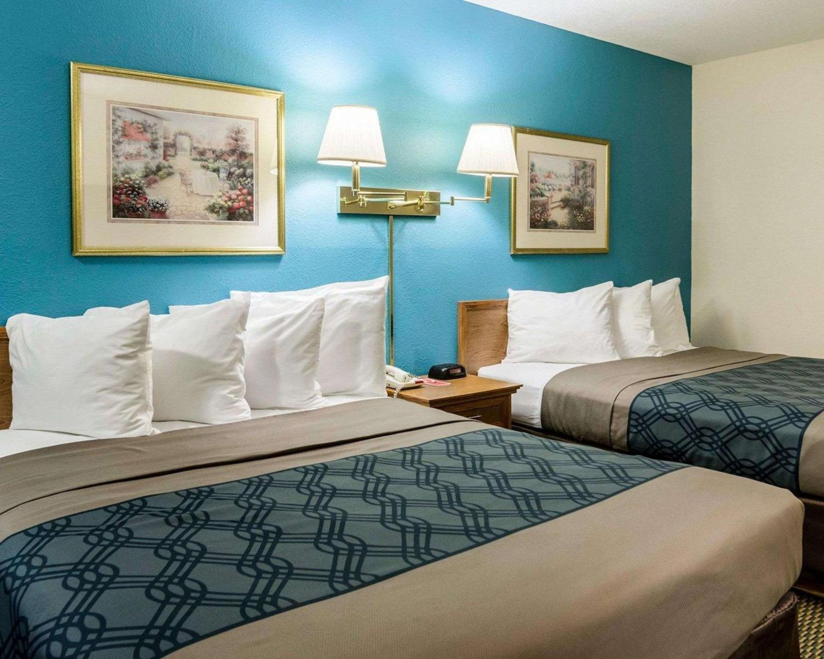 Standard Queen Room with Two Queen Beds - Non-Smoking - Photo 2