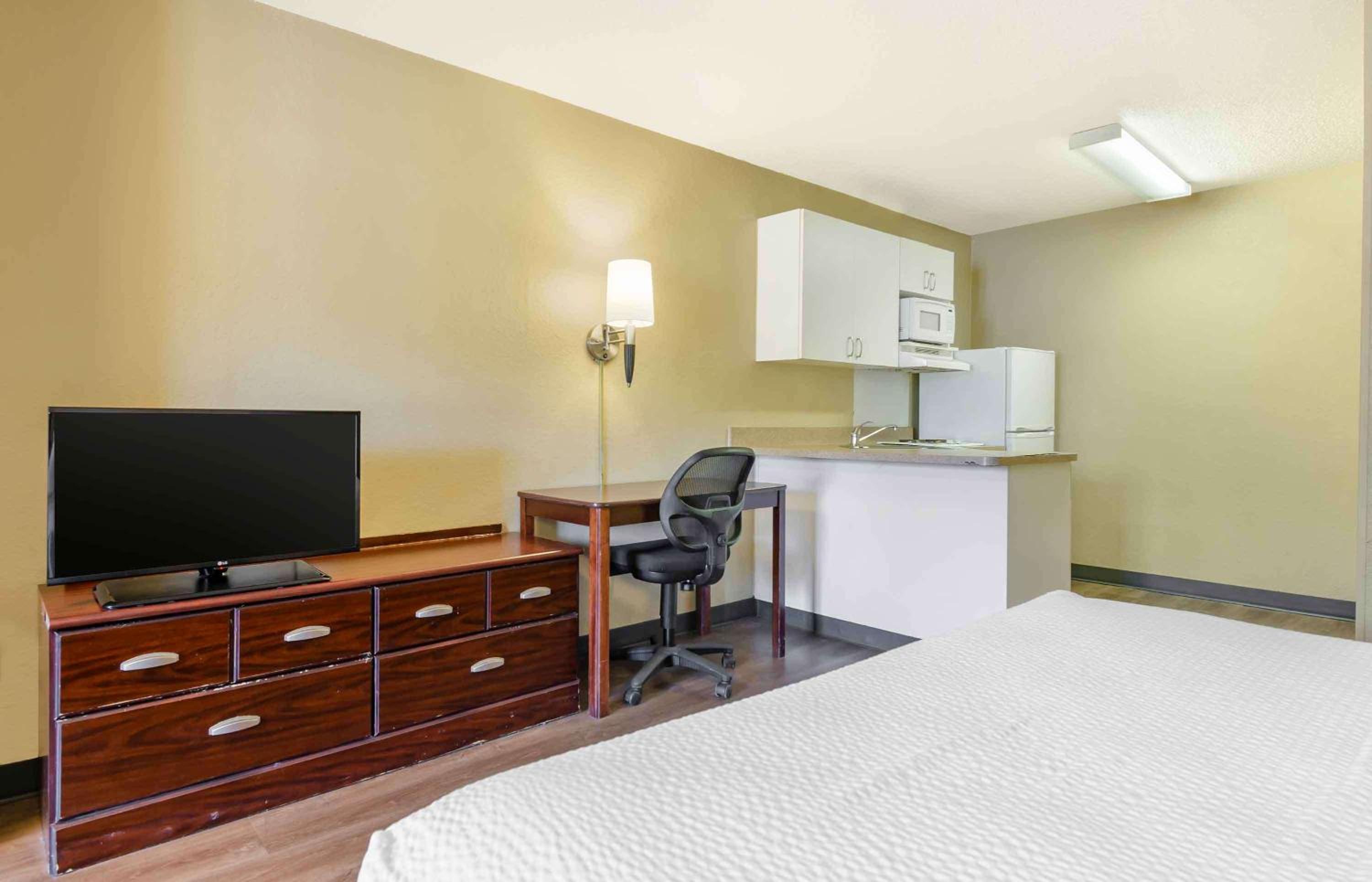 Studio with Two Queen Beds - Non-Smoking - Photo 6
