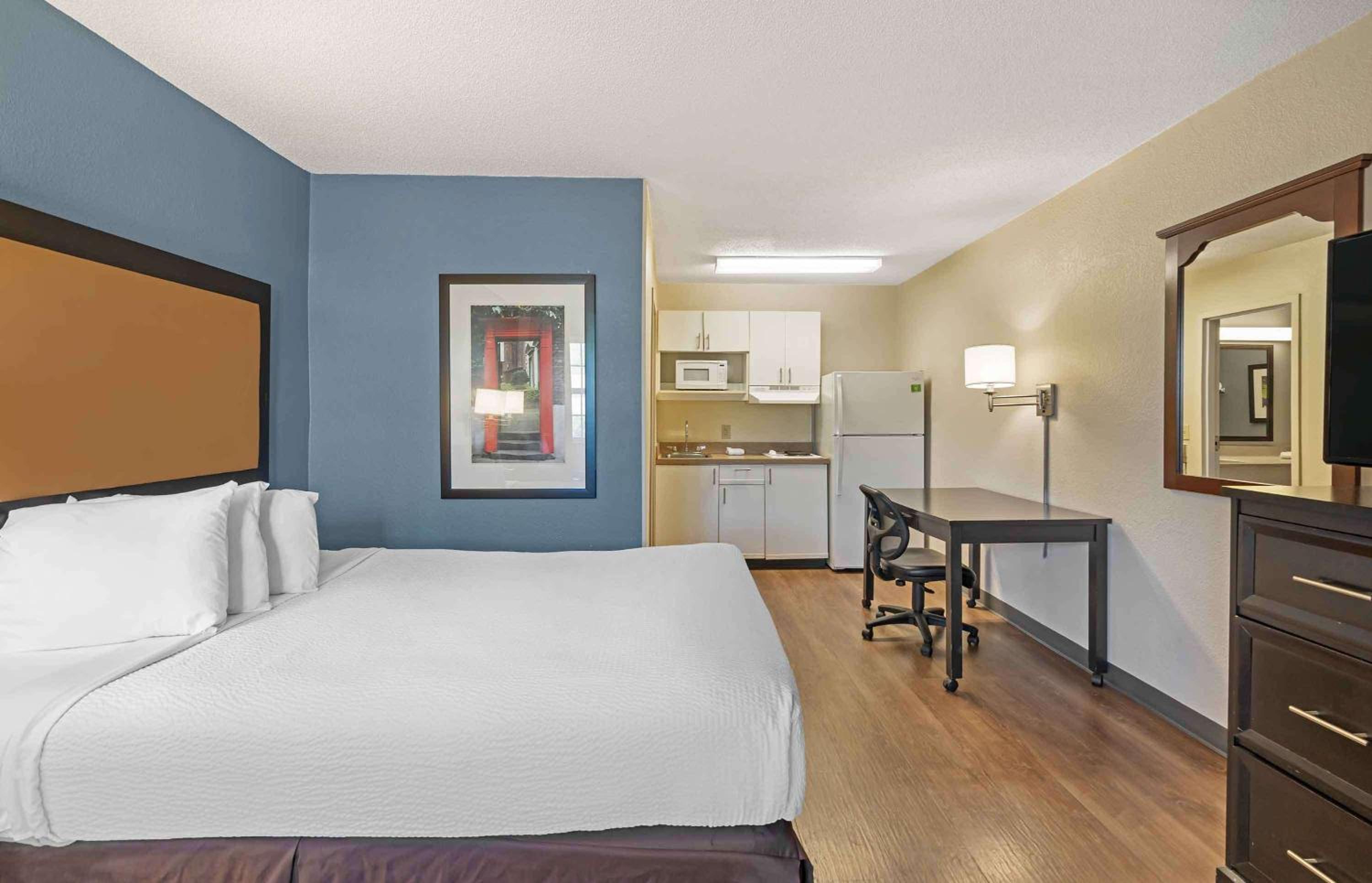 Studio with 1 Queen Bed - Disability Access - Non Smoking - Photo 1