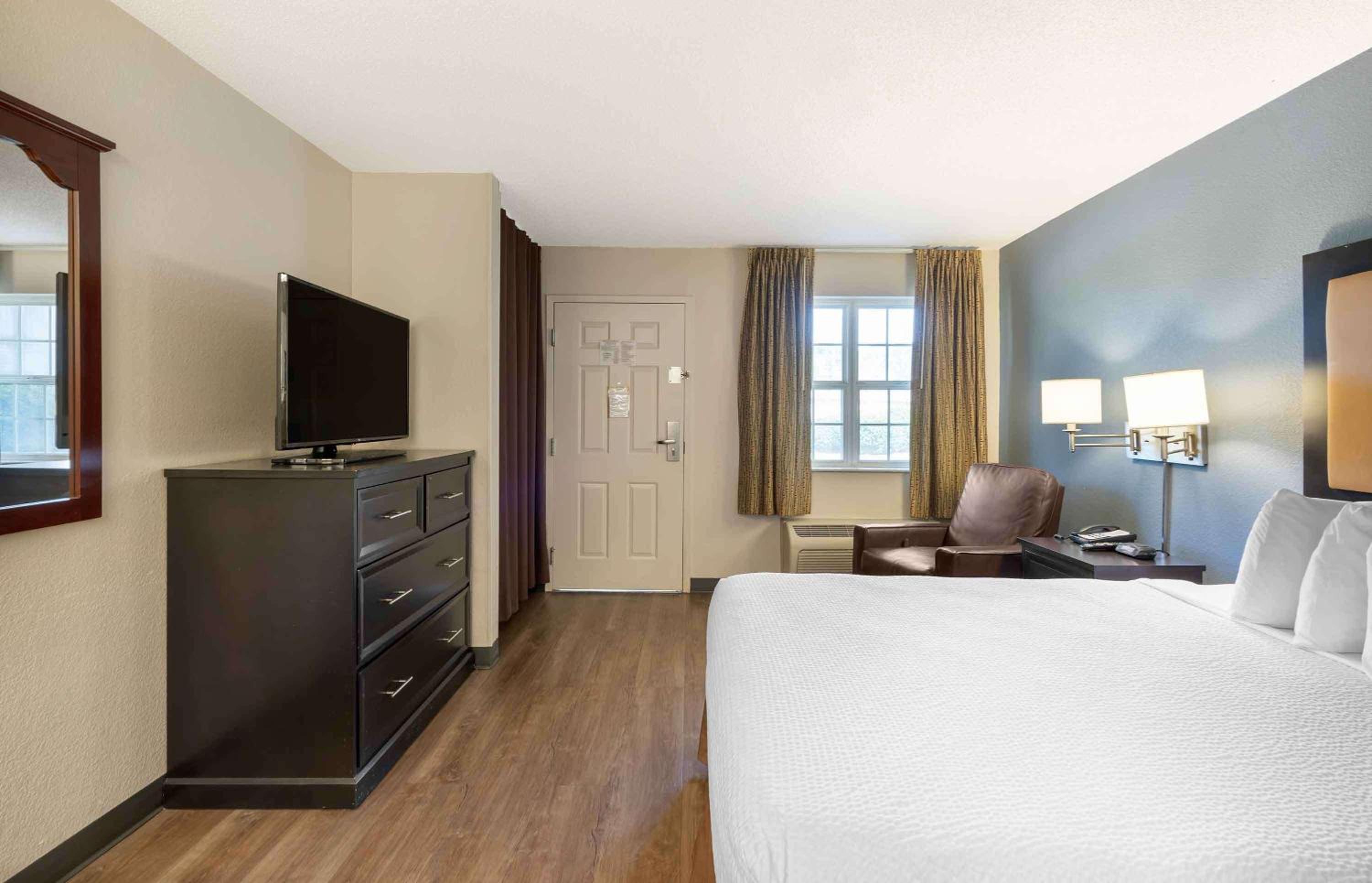 Studio with 1 Queen Bed - Disability Access - Non Smoking - Photo 11