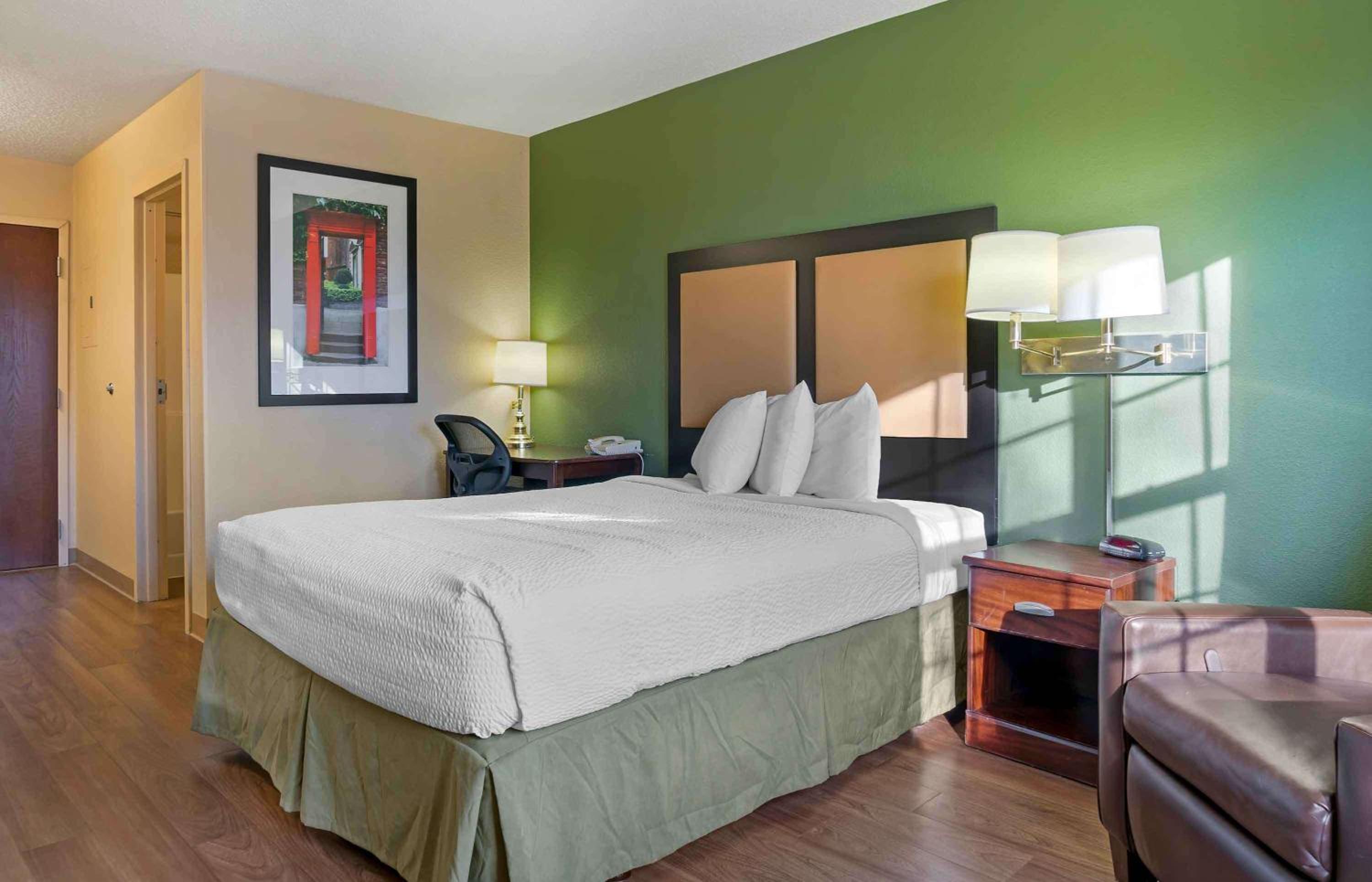 Queen studio with 1 Queen Bed - Disability Access/Non-Smoking photo 1