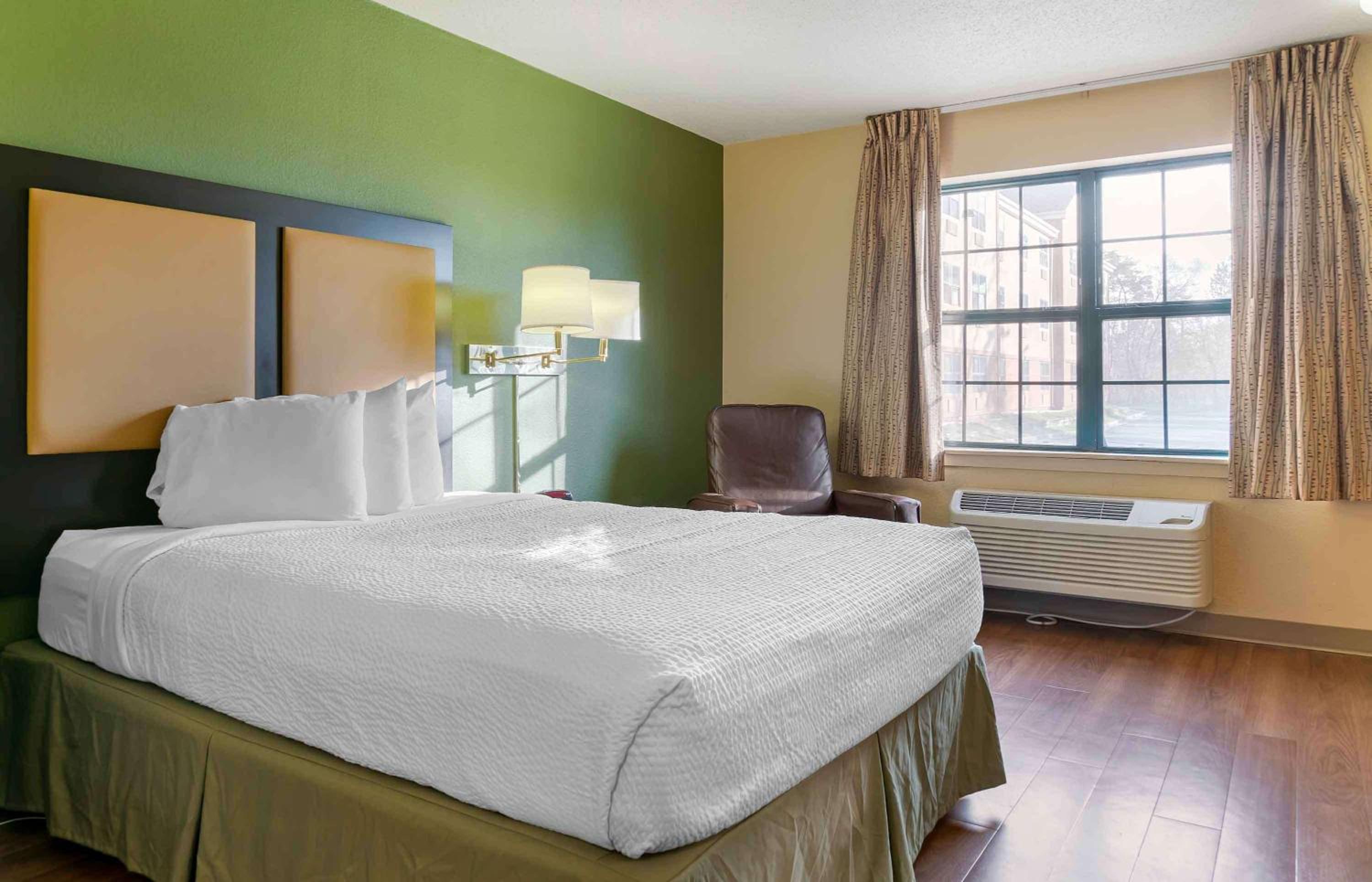 Queen studio with 1 Queen Bed - Disability Access/Non-Smoking photo 3