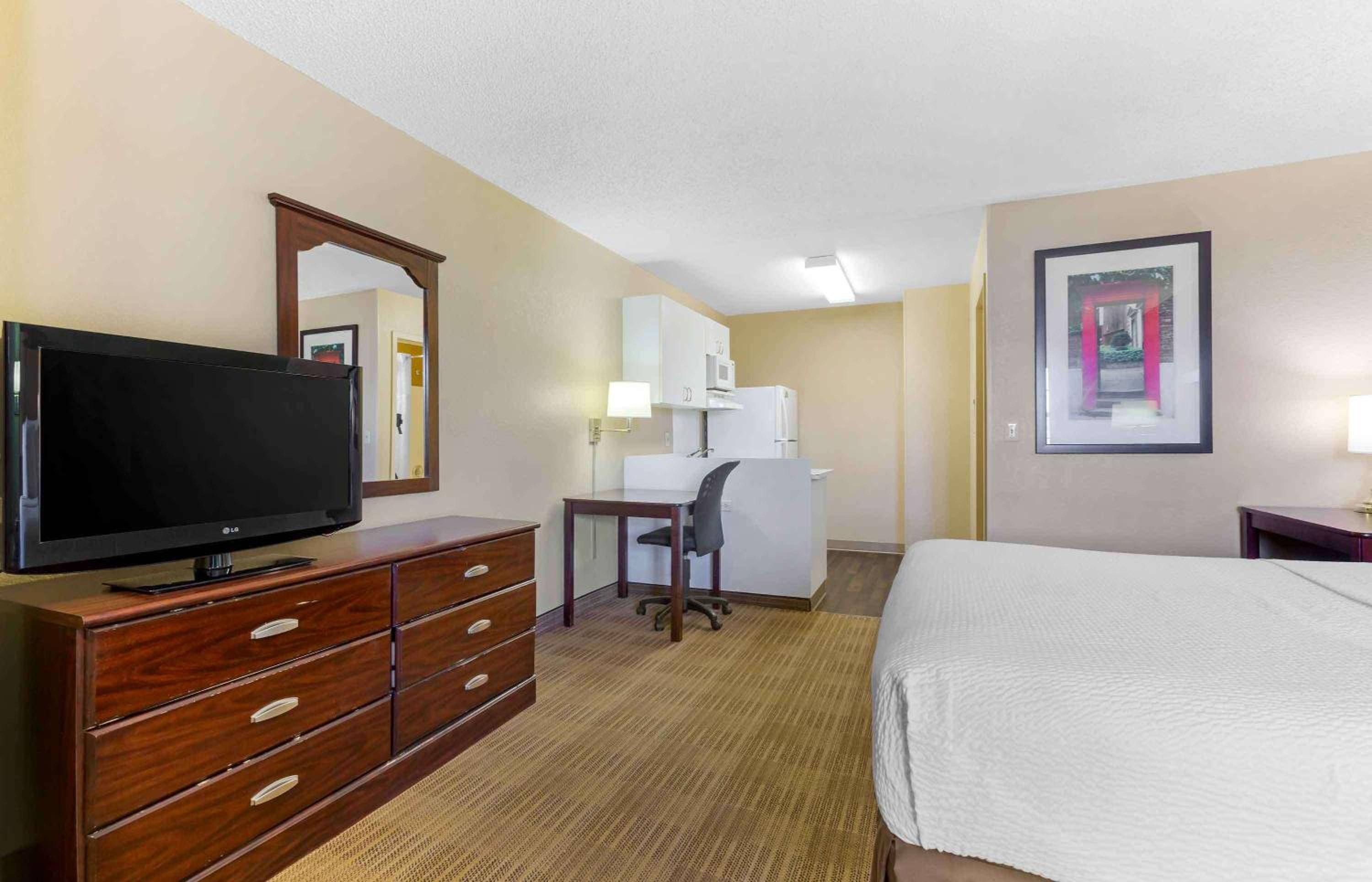 Queen studio with 1 Queen Bed - Disability Access/Non-Smoking - Photo 5