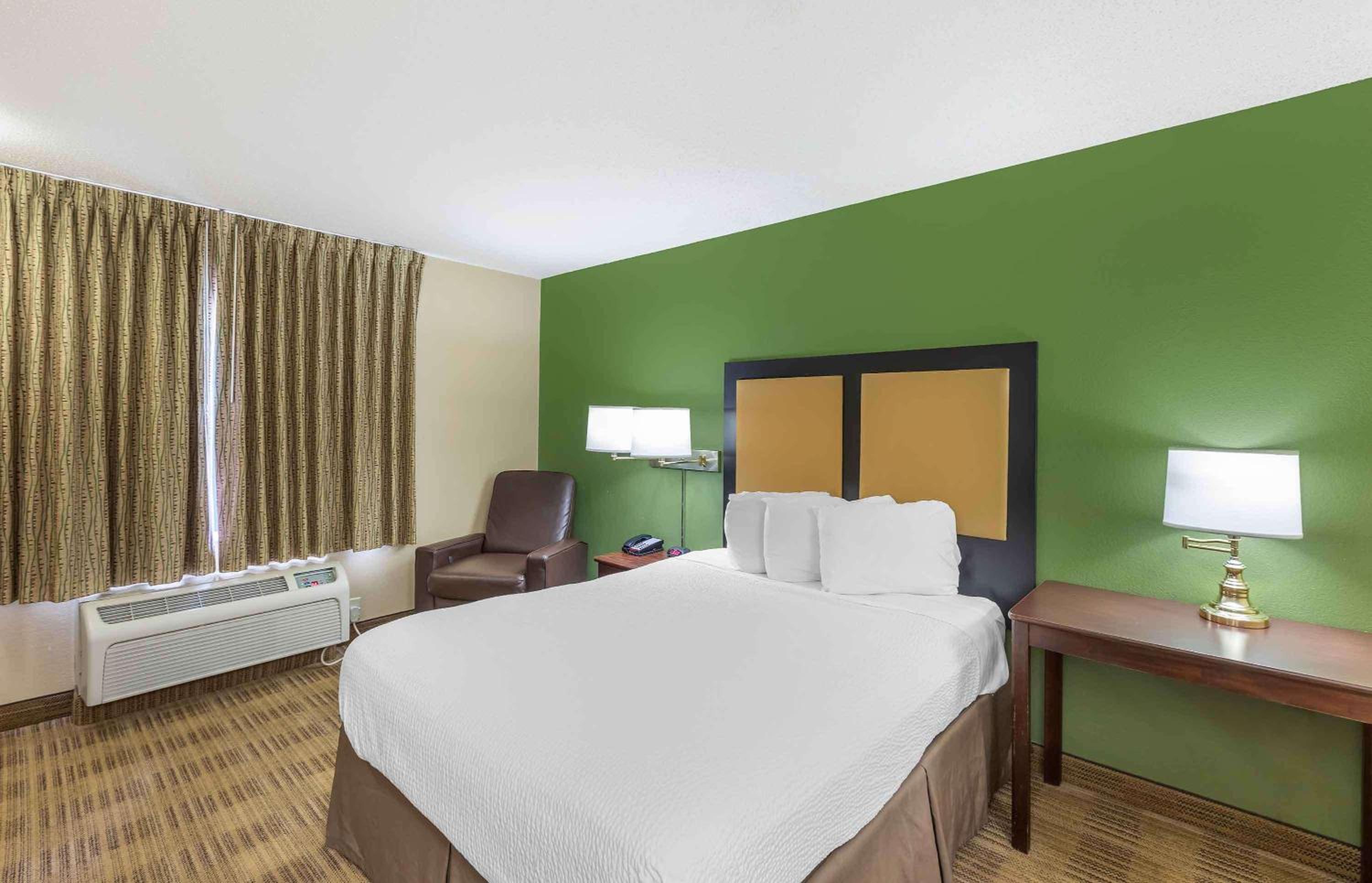 Queen studio with 1 Queen Bed - Disability Access/Non-Smoking - Photo 3