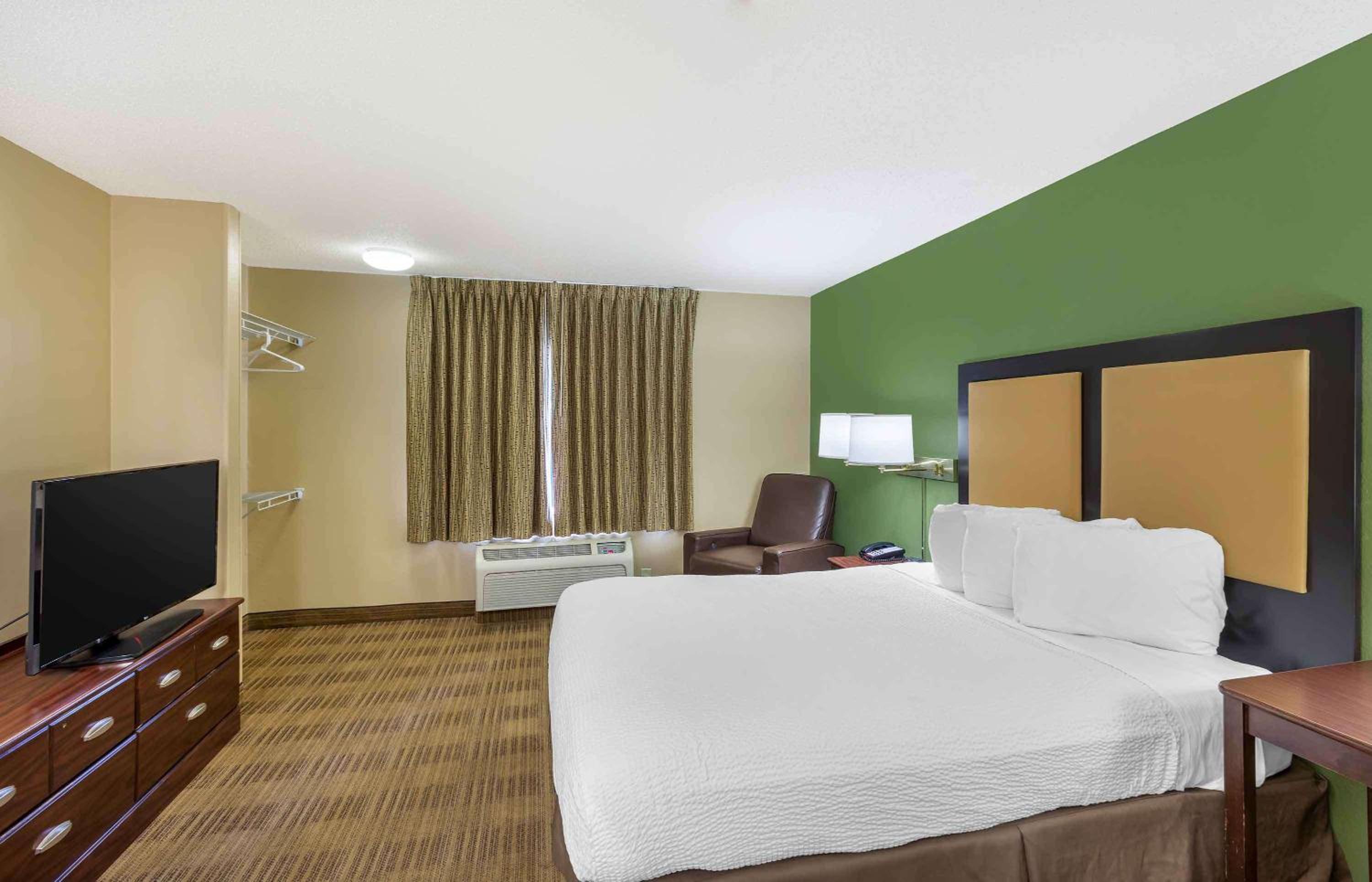 Queen studio with 1 Queen Bed - Disability Access/Non-Smoking - Photo 2