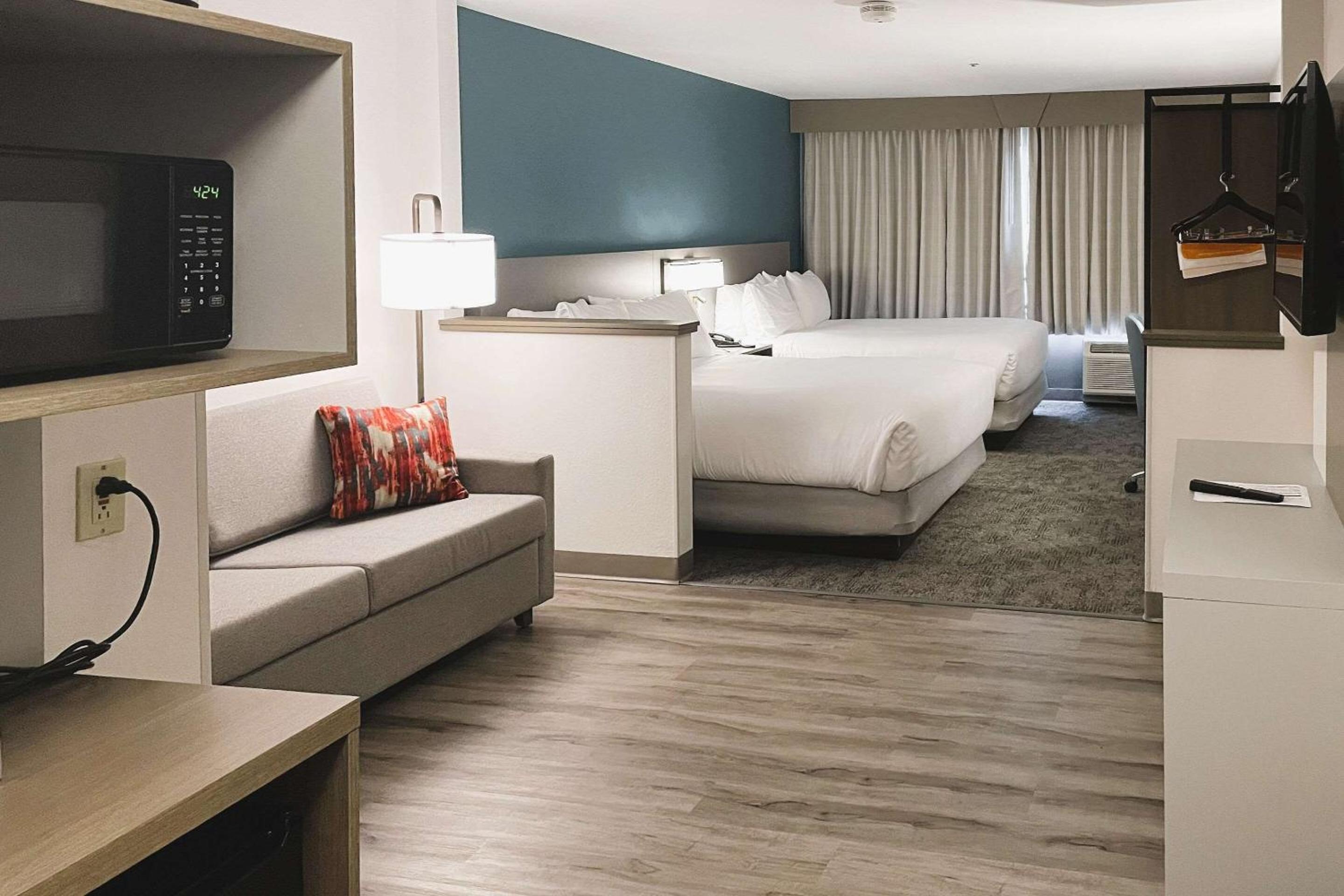 Queen Suite with Two Queen Beds and Sofabed - Non Smoking - Photo 1