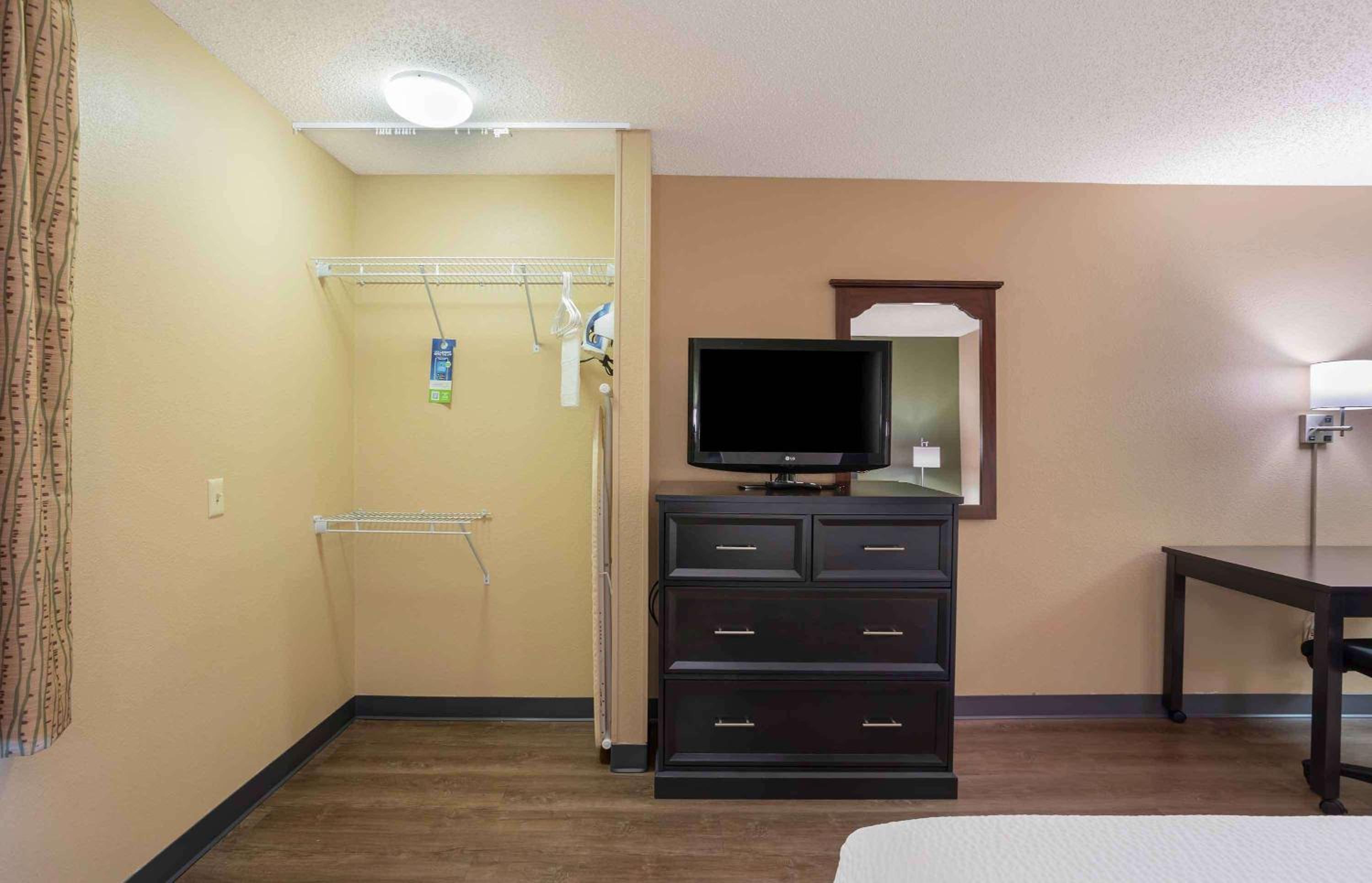 Queen studio with 1 Queen Bed - Disability Access/Non-Smoking - Photo 11