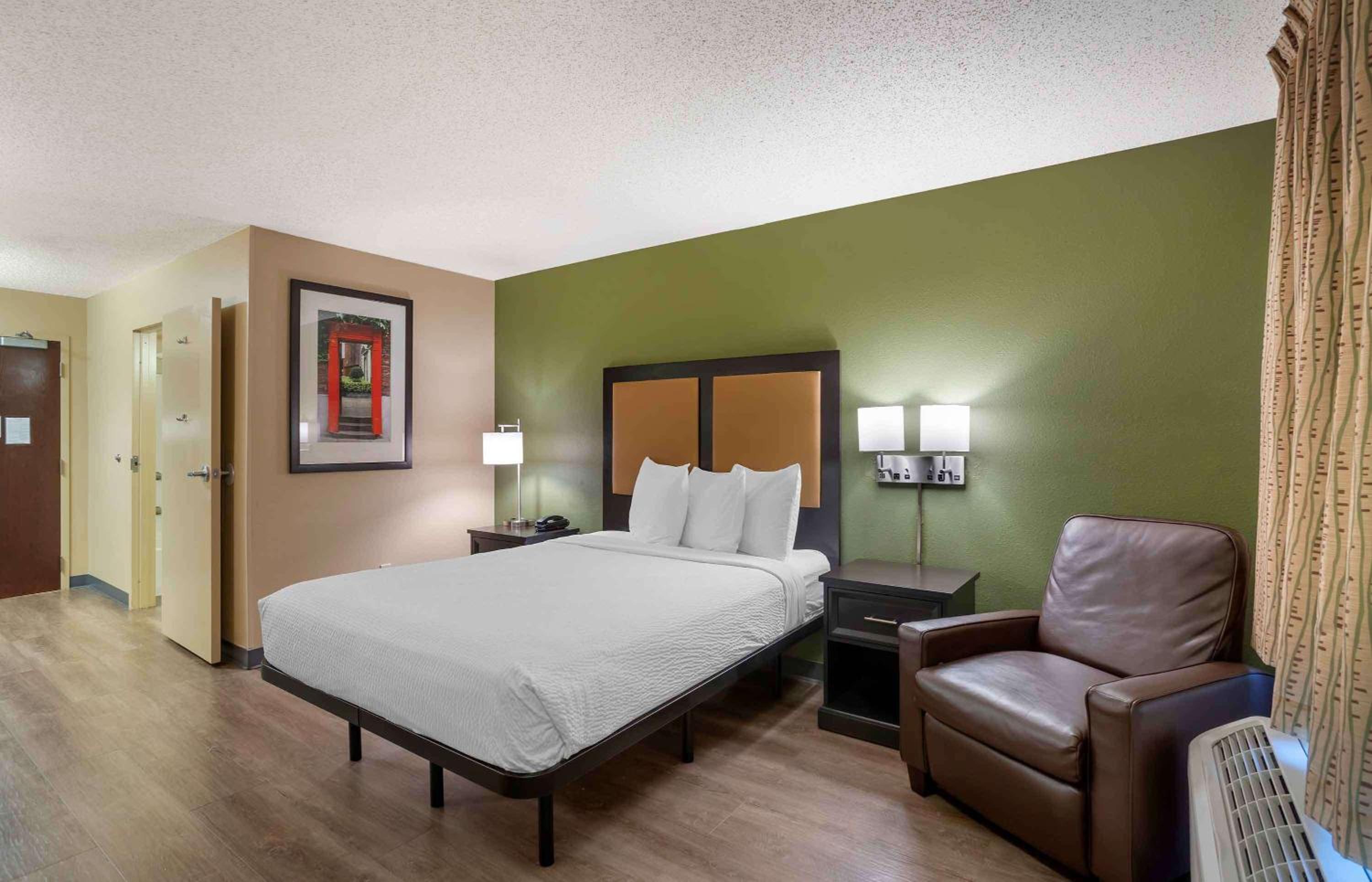 Queen studio with 1 Queen Bed - Disability Access/Non-Smoking - Photo 1