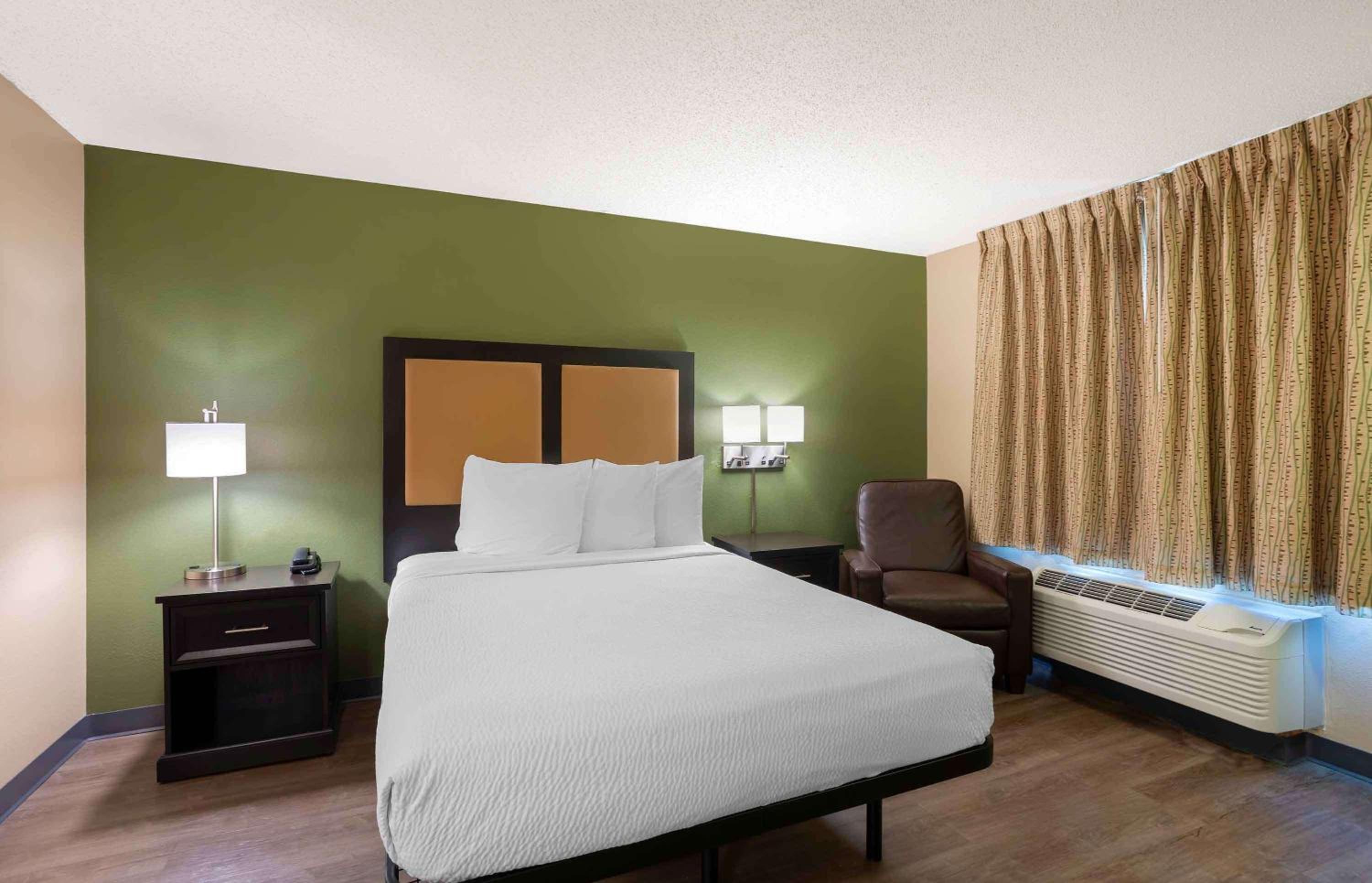 Queen studio with 1 Queen Bed - Disability Access/Non-Smoking - Photo 12