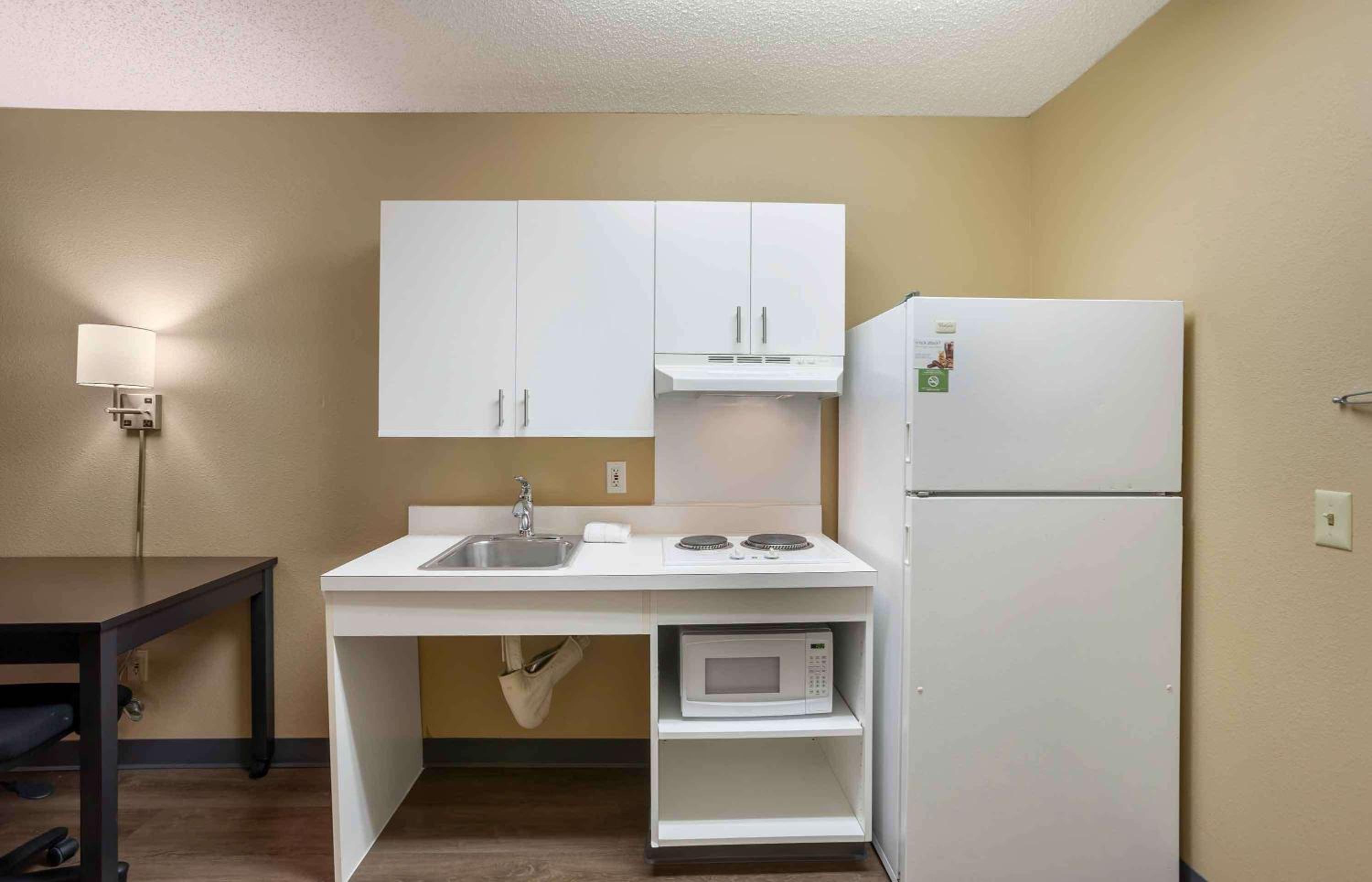 Queen studio with 1 Queen Bed - Disability Access/Non-Smoking - Photo 10
