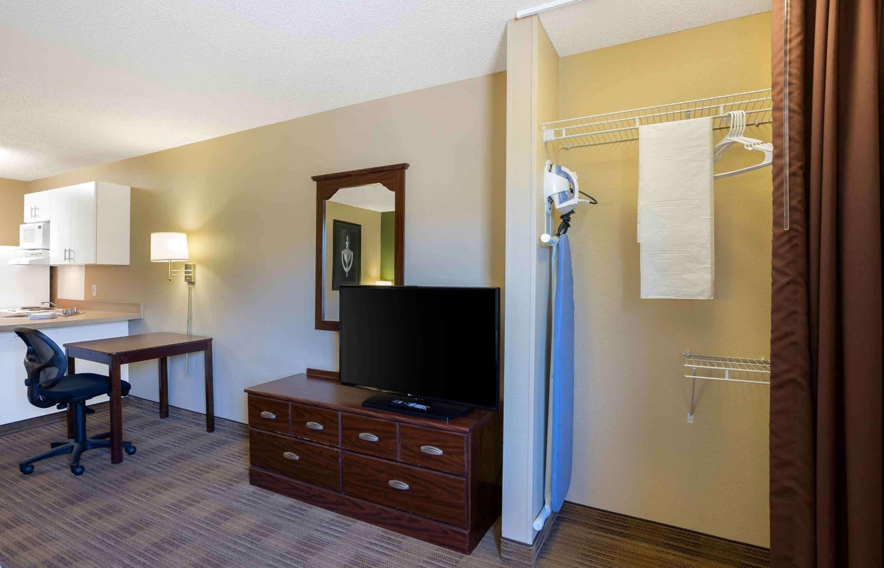 Studio with 1 King Bed - Non-Smoking - Photo 9