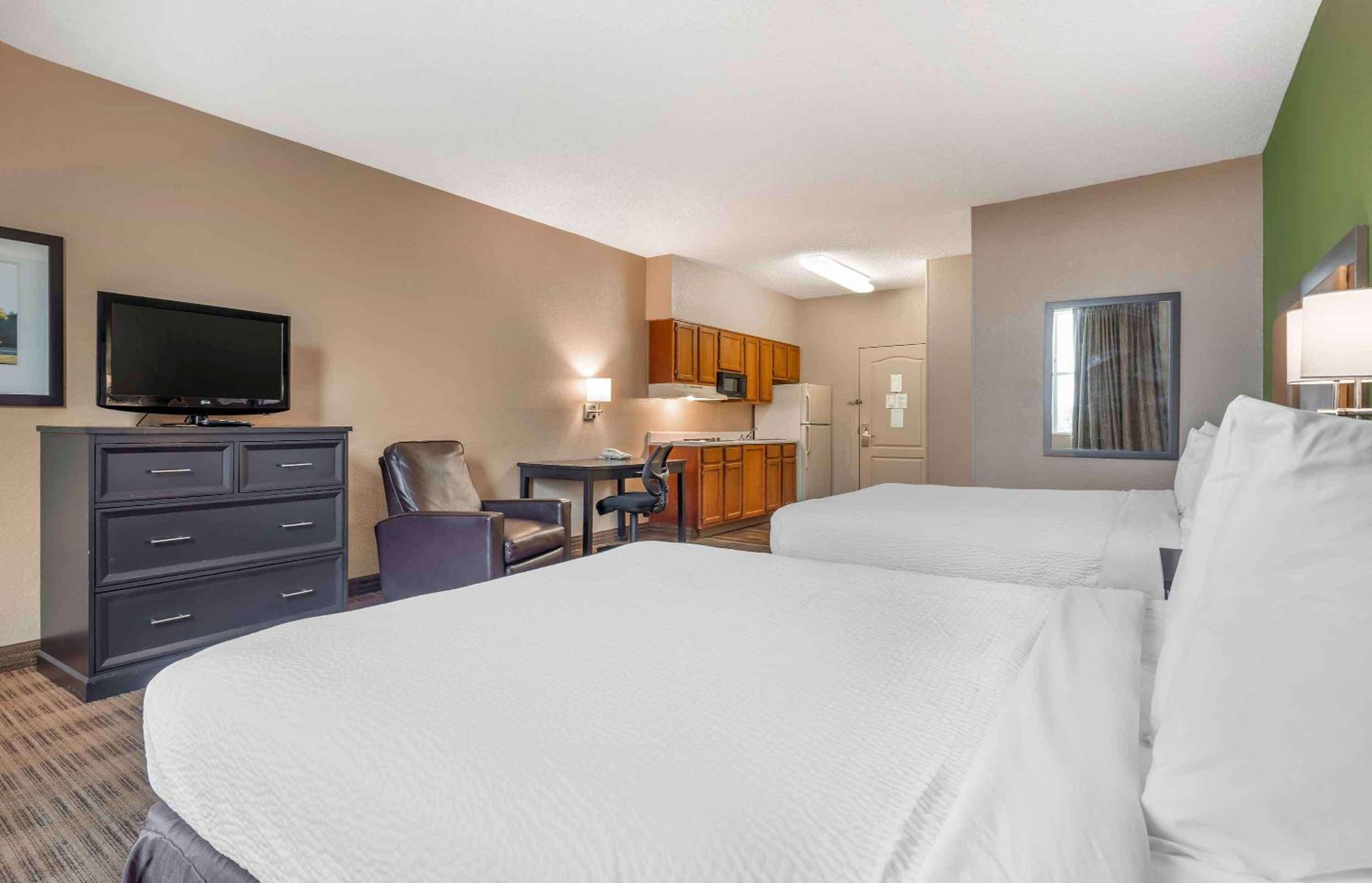 Studio With 2 Queen Beds - Non-Smoking photo 2