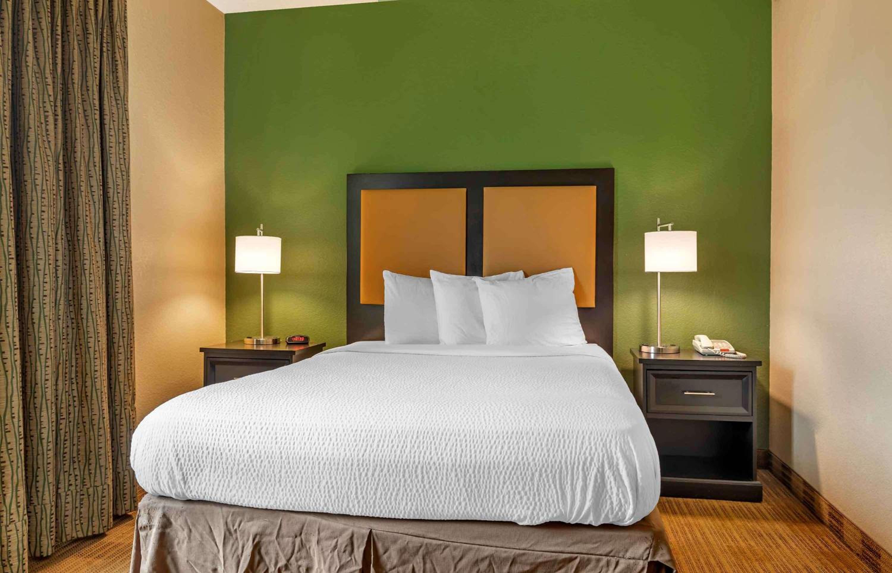 One Bedroom Suite With 1 Queen Bed - Non-Smoking photo 1