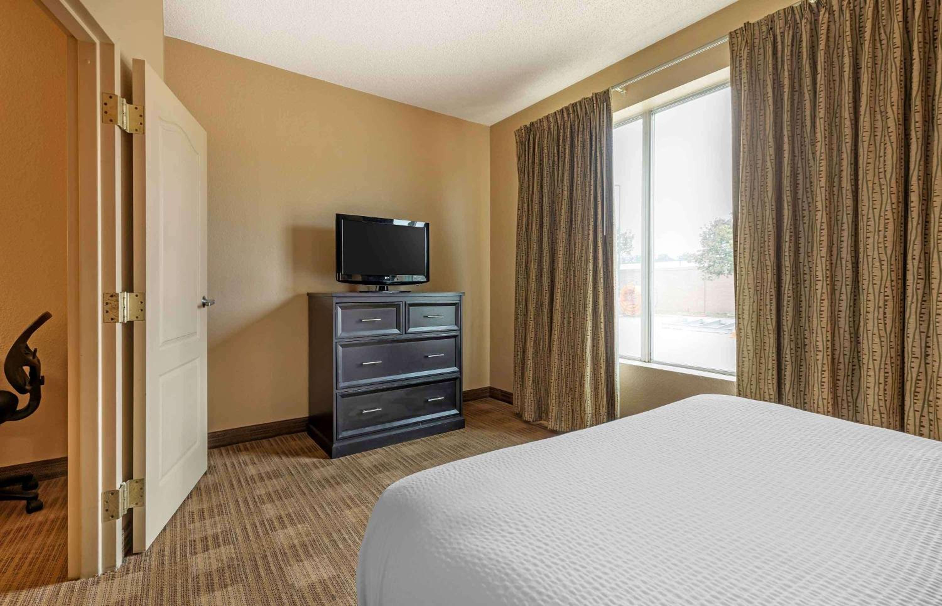 One Bedroom Suite With 1 Queen Bed - Non-Smoking photo 2