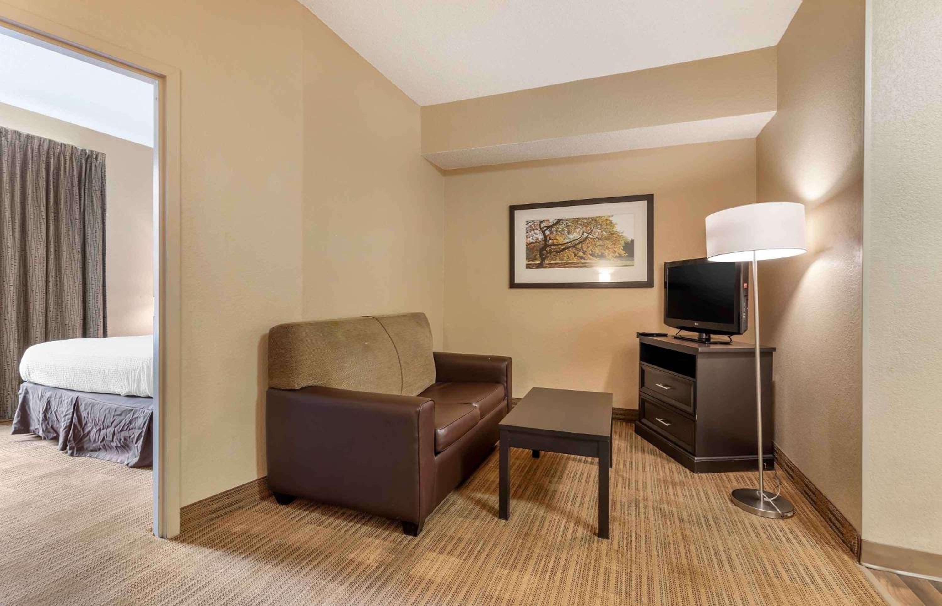 One Bedroom Suite With 1 Queen Bed - Non-Smoking photo 3