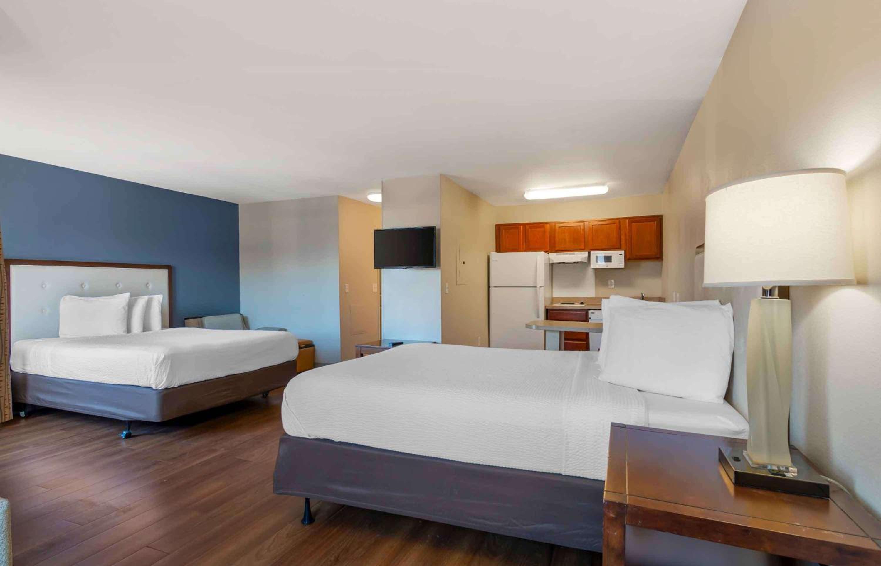 Studio with 2 Queen Beds - Non-Smoking - Photo 8