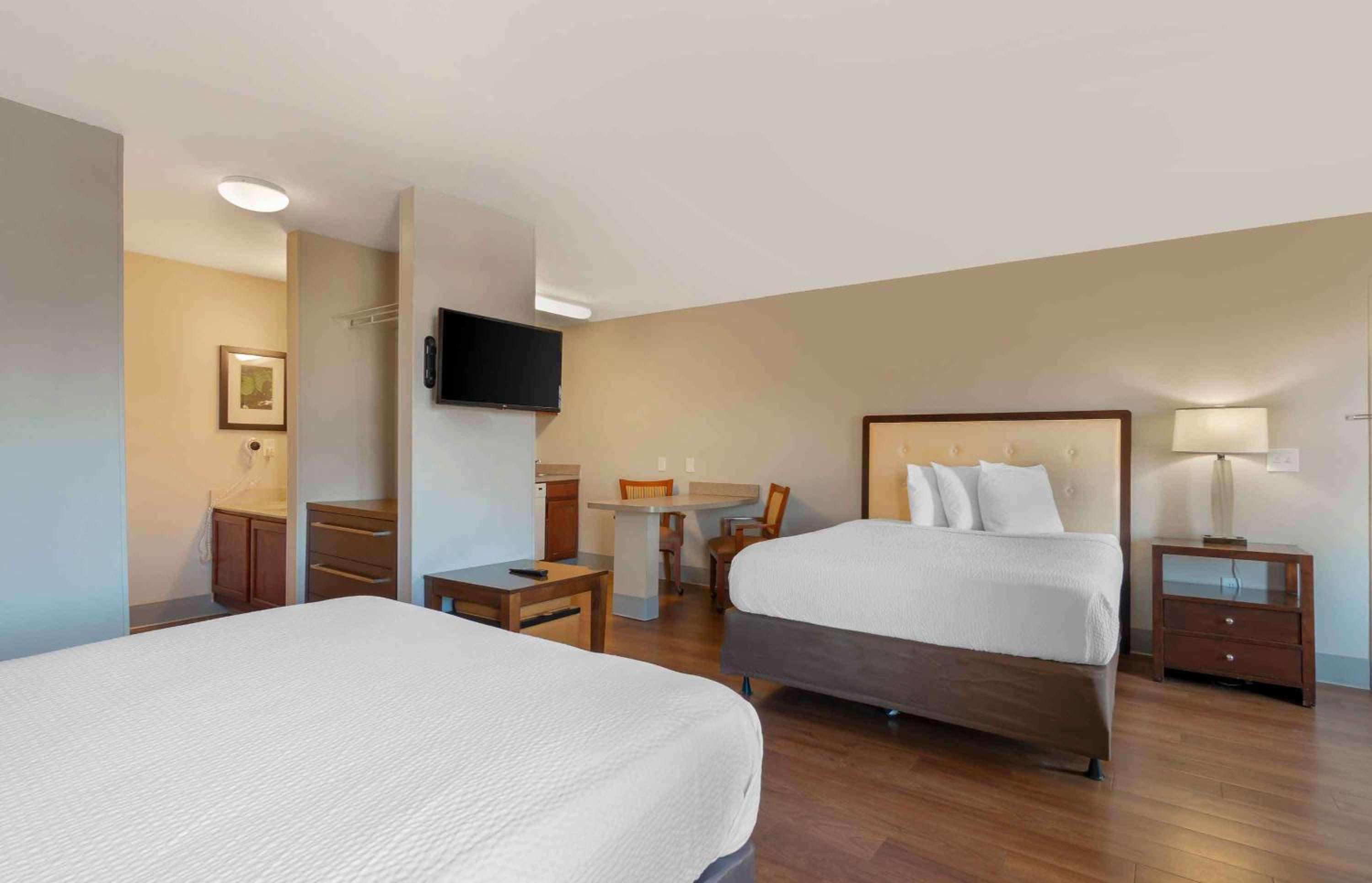 Studio with 2 Queen Beds - Non-Smoking - Photo 9