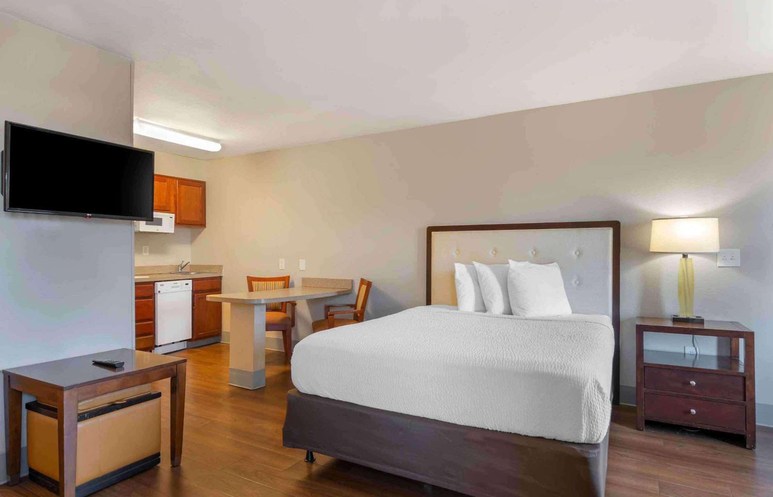 Studio with 2 Queen Beds - Non-Smoking - Photo 10