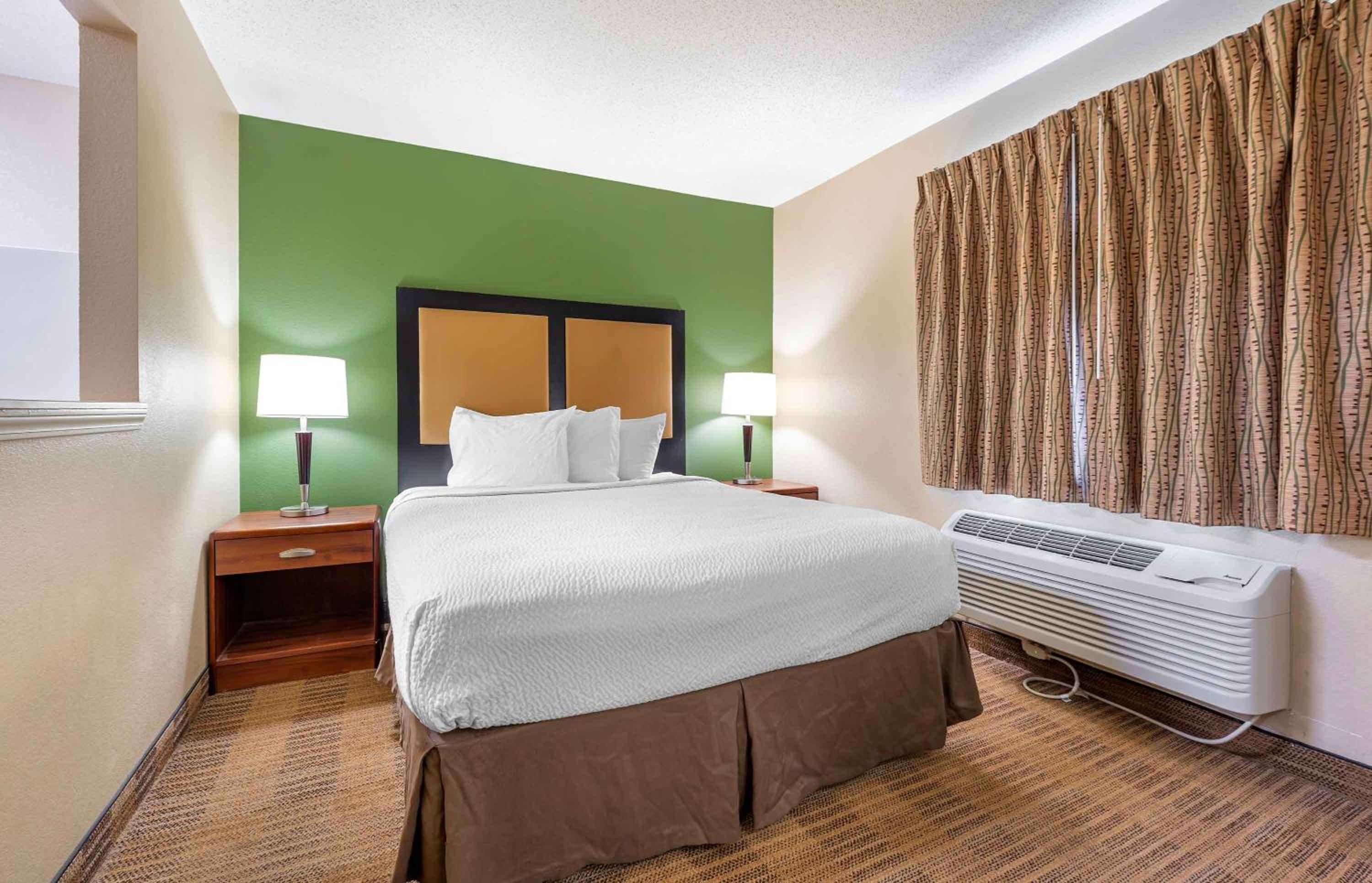 Deluxe Studio with 1 Queen Bed - Non-Smoking - Photo 1
