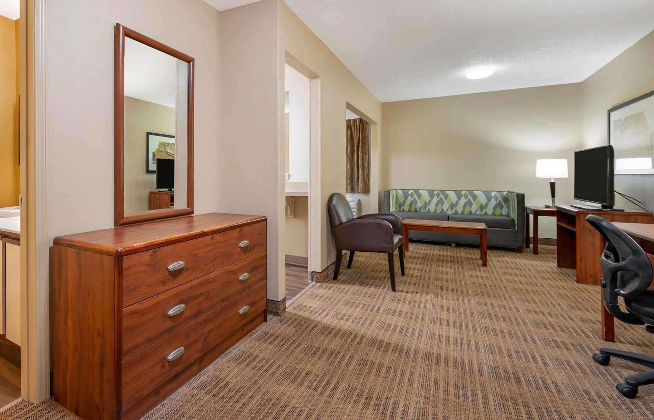 Deluxe Studio with 1 Queen Bed - Non-Smoking - Photo 2