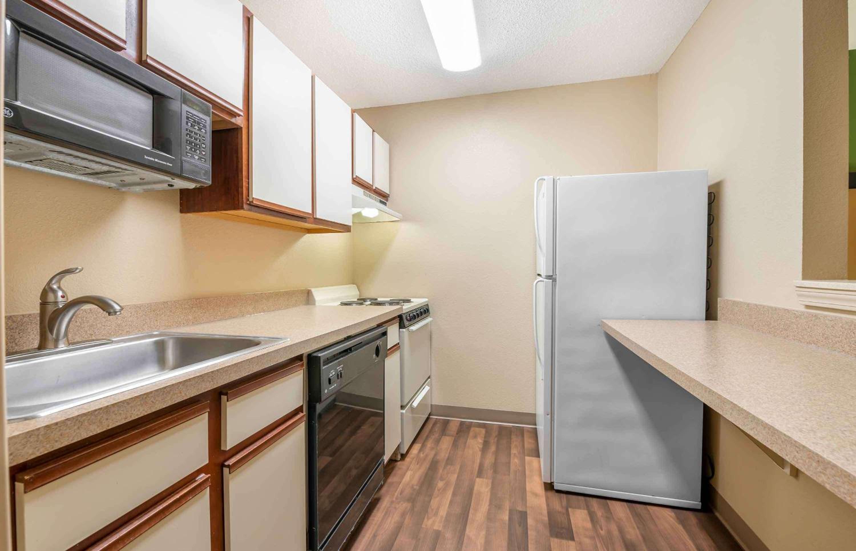 Deluxe Studio with 1 Queen Bed - Non-Smoking - Photo 5