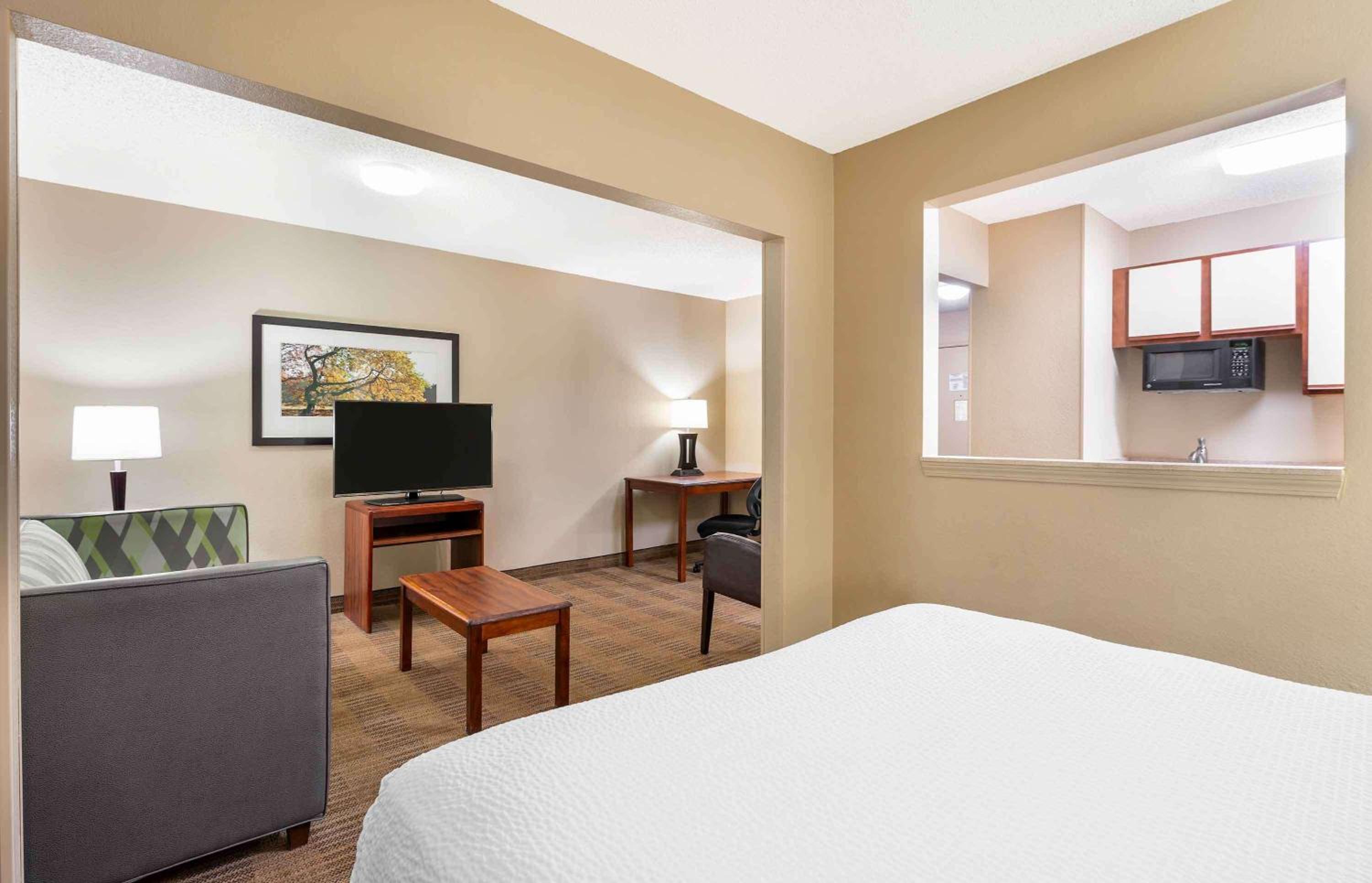 Deluxe Studio with 1 Queen Bed - Non-Smoking - Photo 4