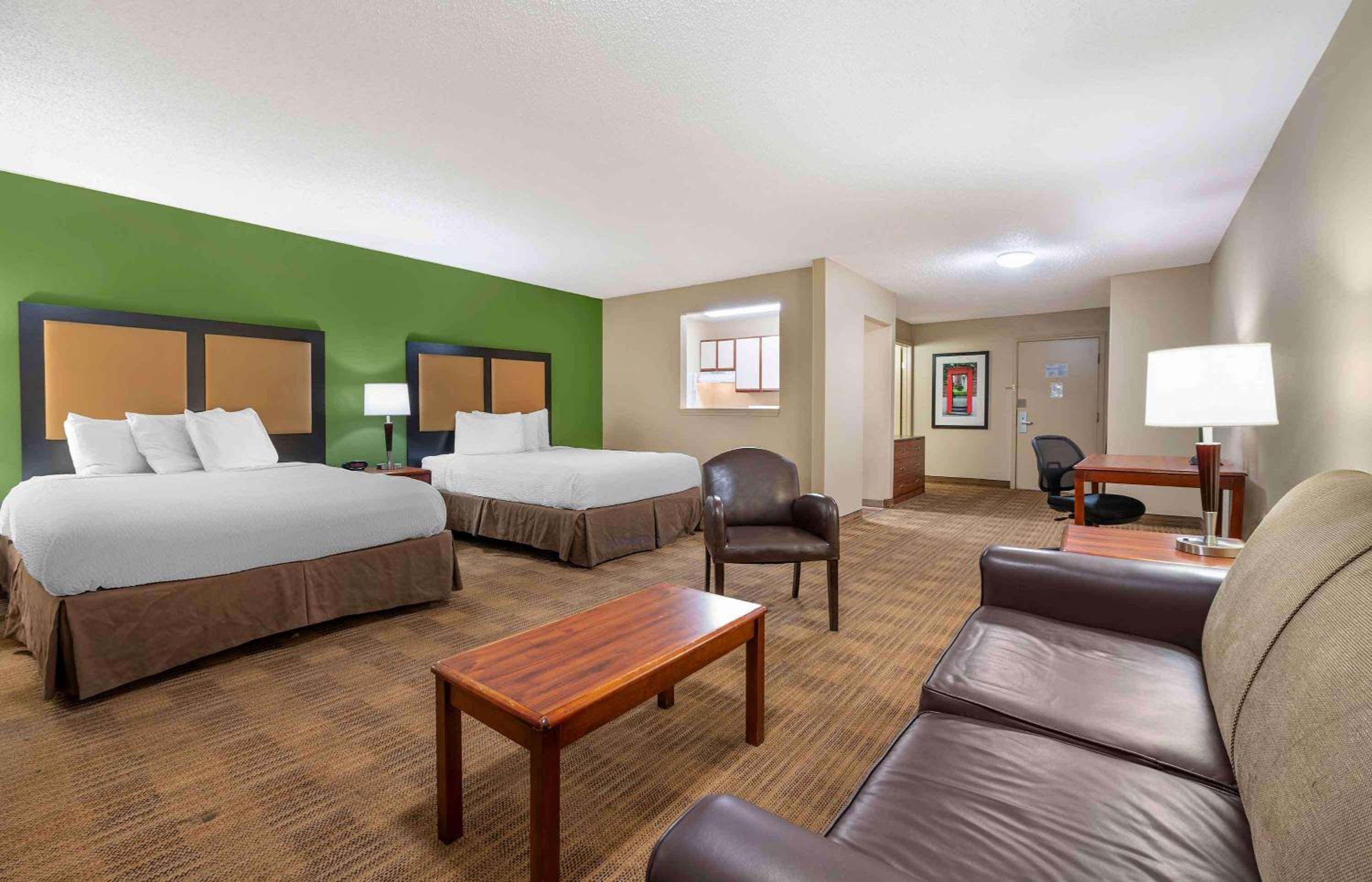 Deluxe Studio with Two Queen Beds - Non-Smoking - Photo 2