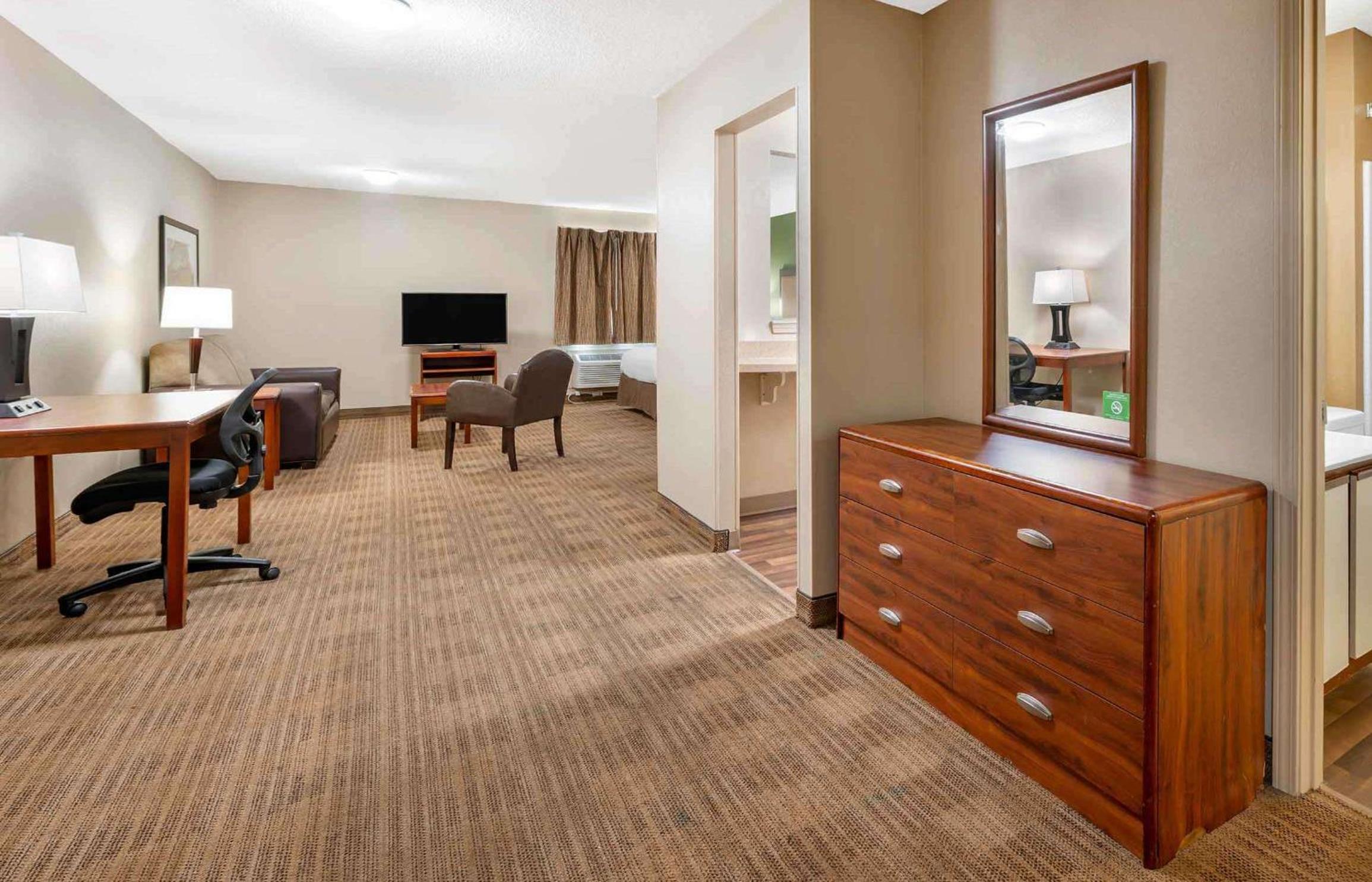 Deluxe Studio with Two Queen Beds - Non-Smoking - Photo 3