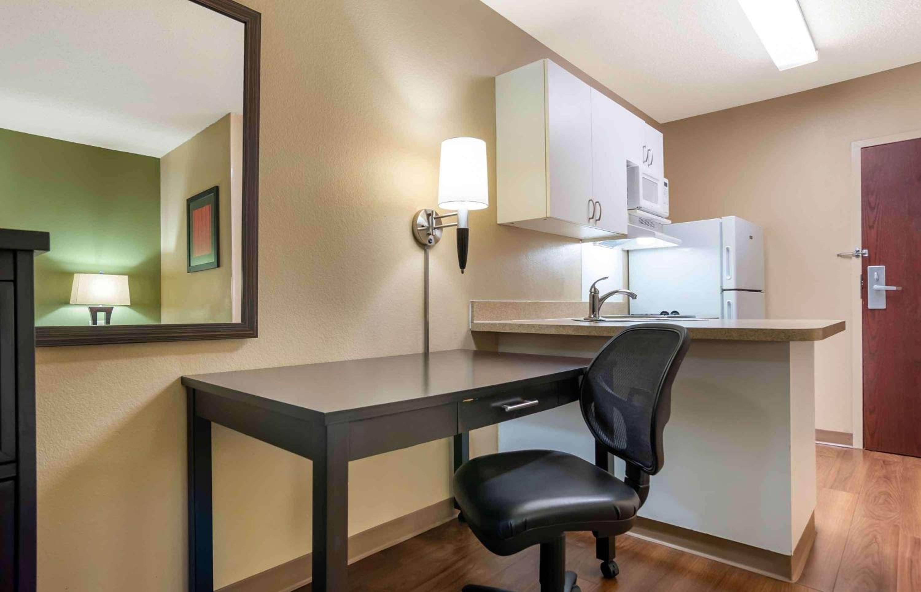 Queen studio with 1 Queen Bed - Disability Access/Non-Smoking - Photo 2