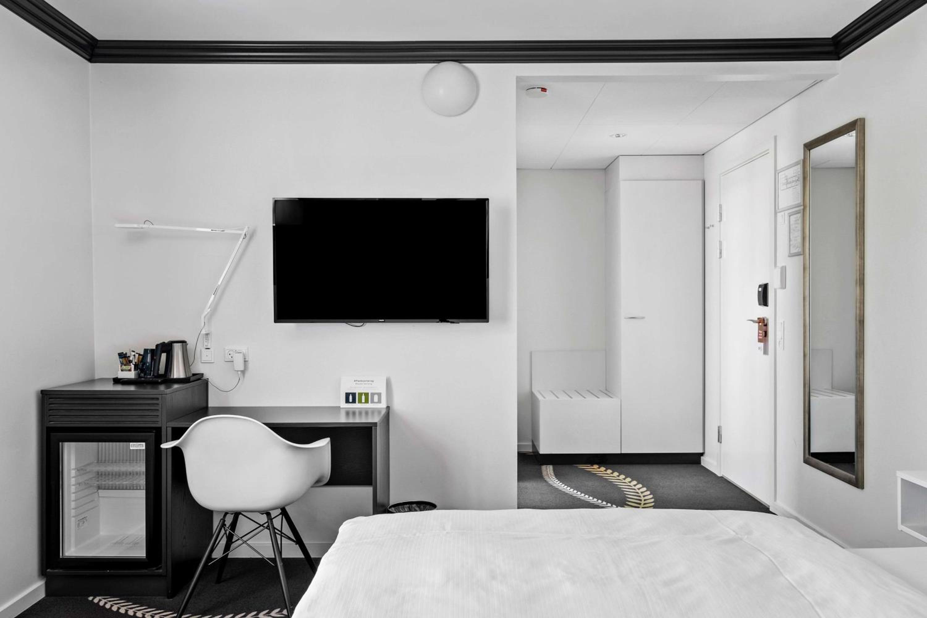 Standard Twin Room - Non-Smoking - Photo 2