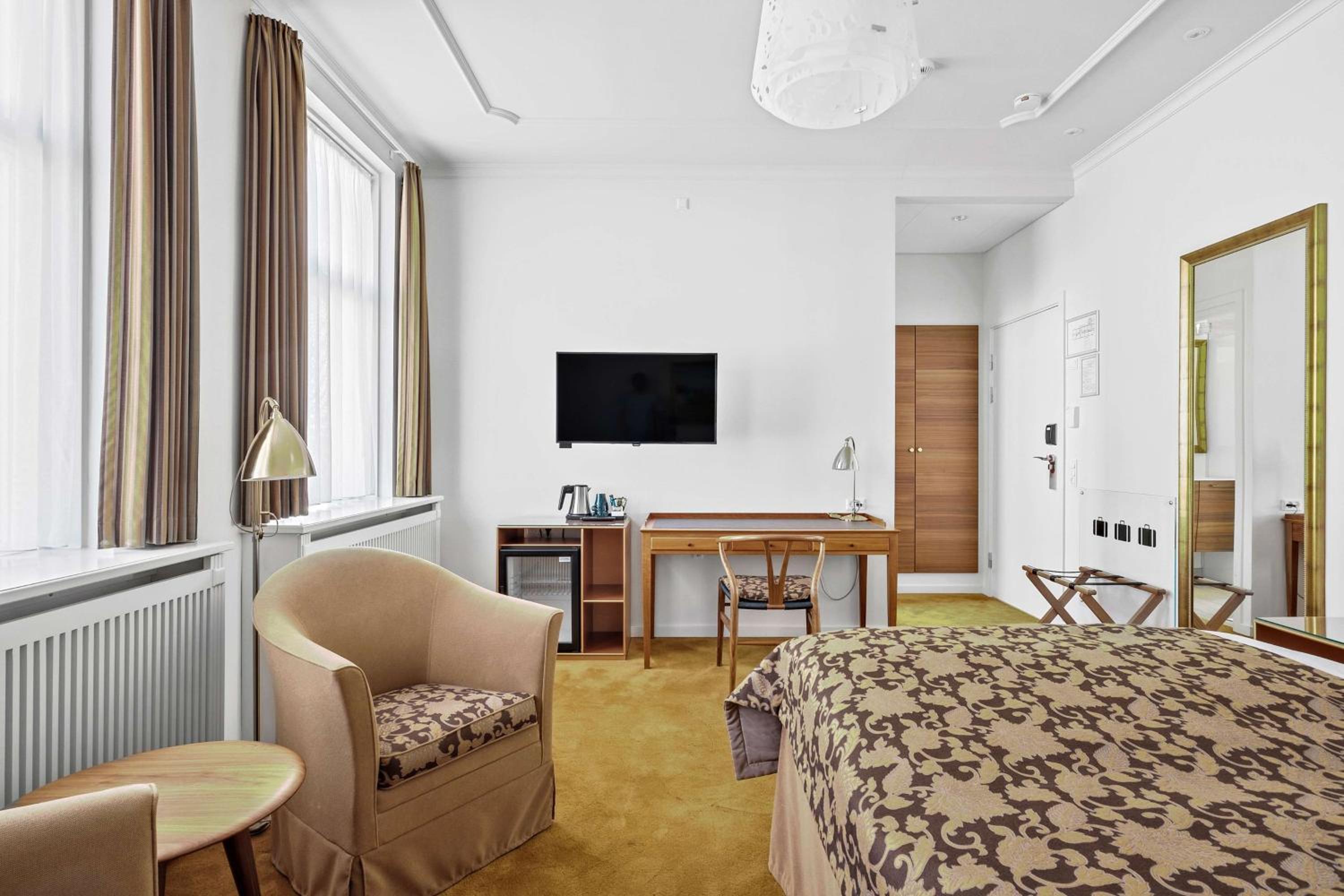 Business Twin Room - Non-Smoking - Photo 4