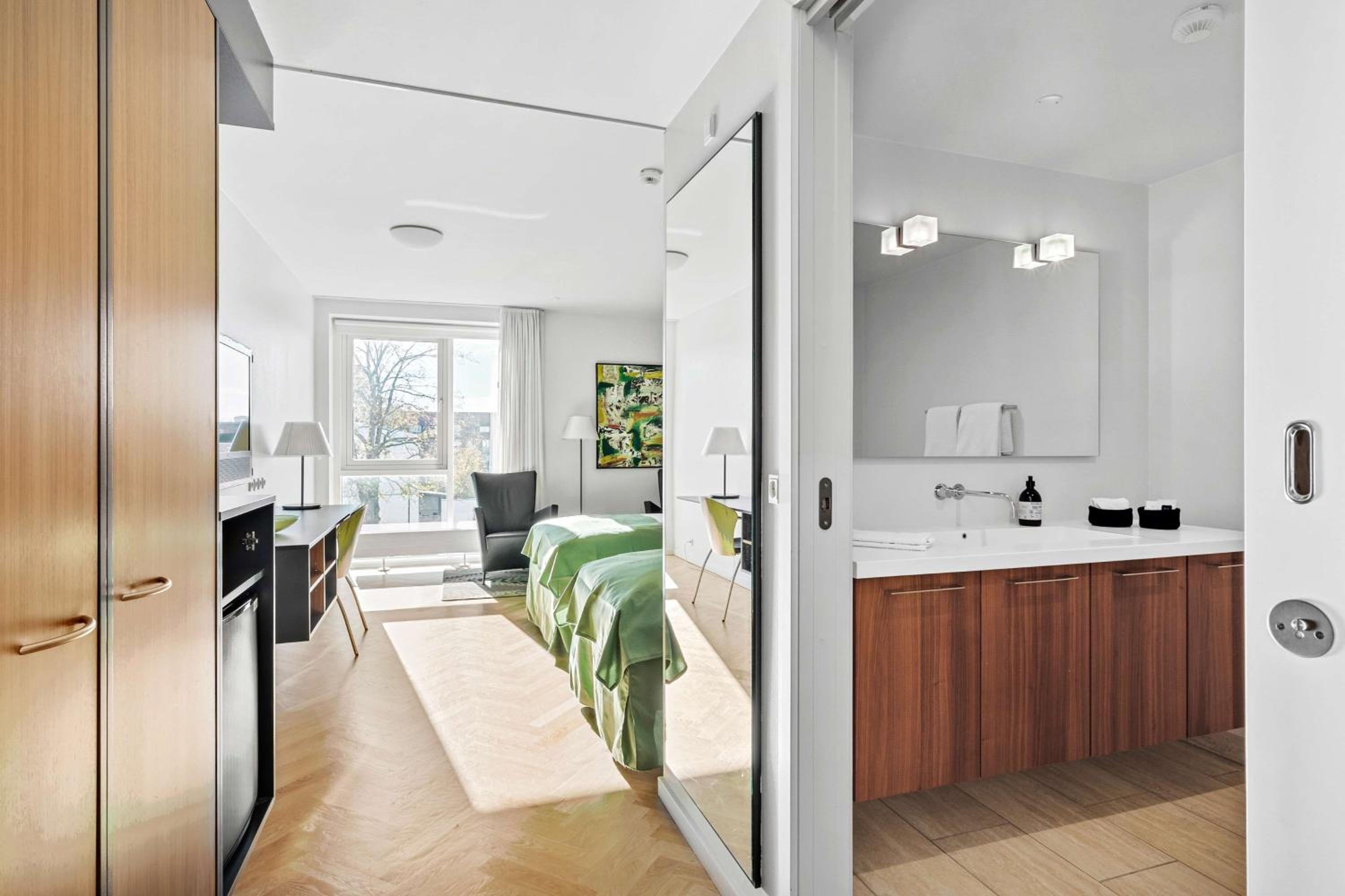 Business Twin Room - Non-Smoking - Photo 2