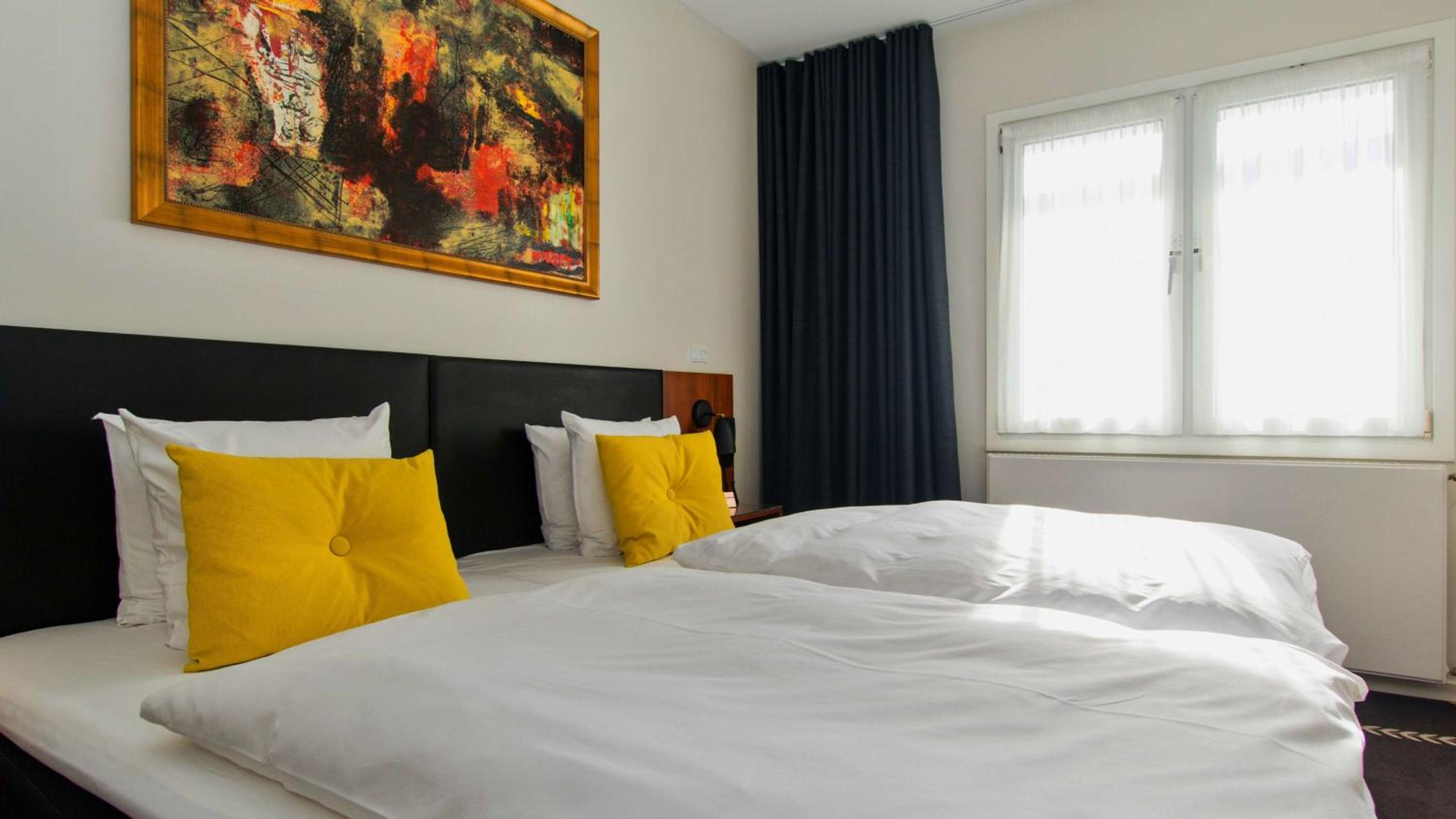 Junior King Suite with Sofa Bed and Bath Tub - Non-Smoking - Photo 3