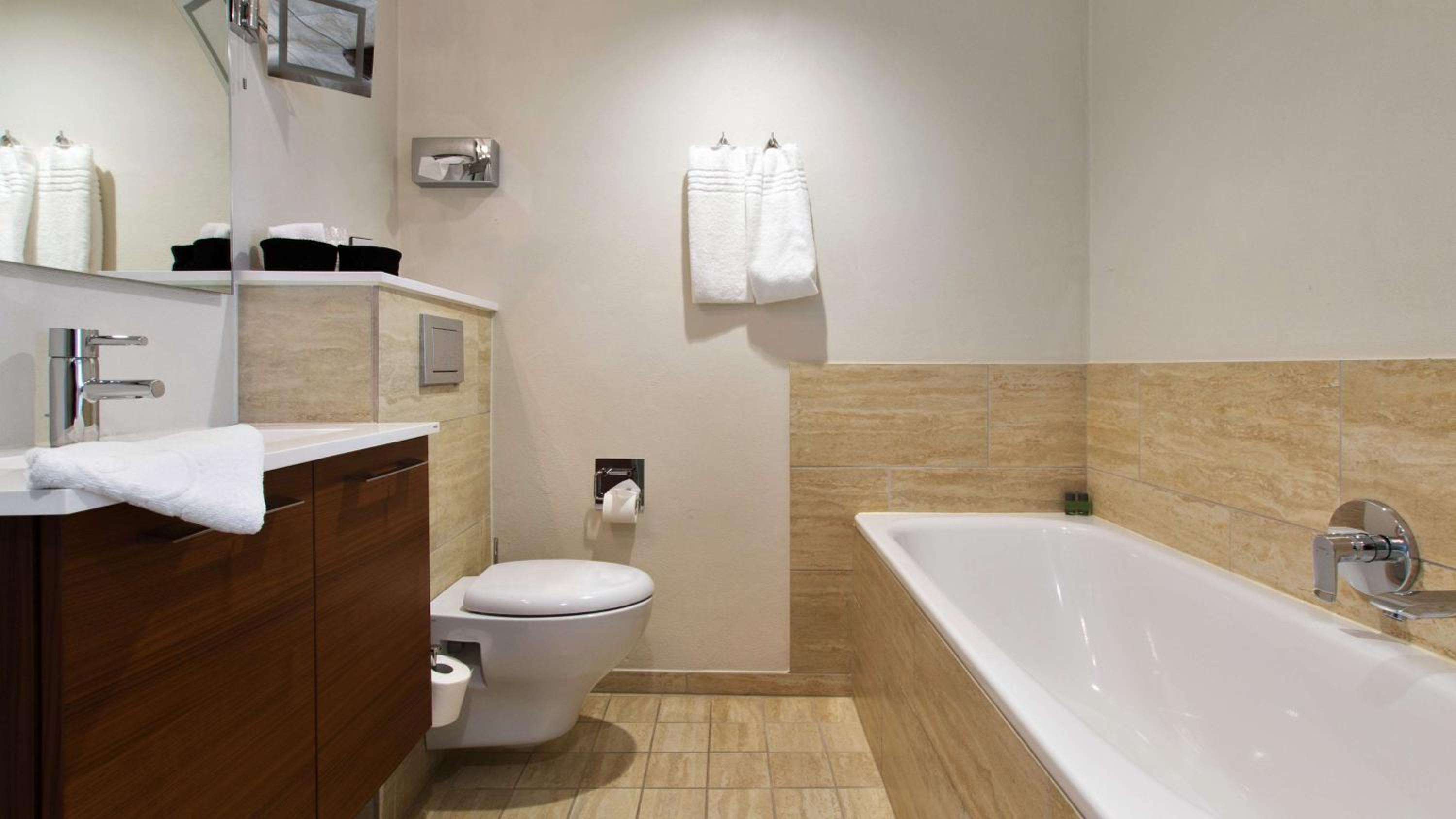 King Suite with Sofa Bed and Hot Tub - Non-Smoking - Photo 2