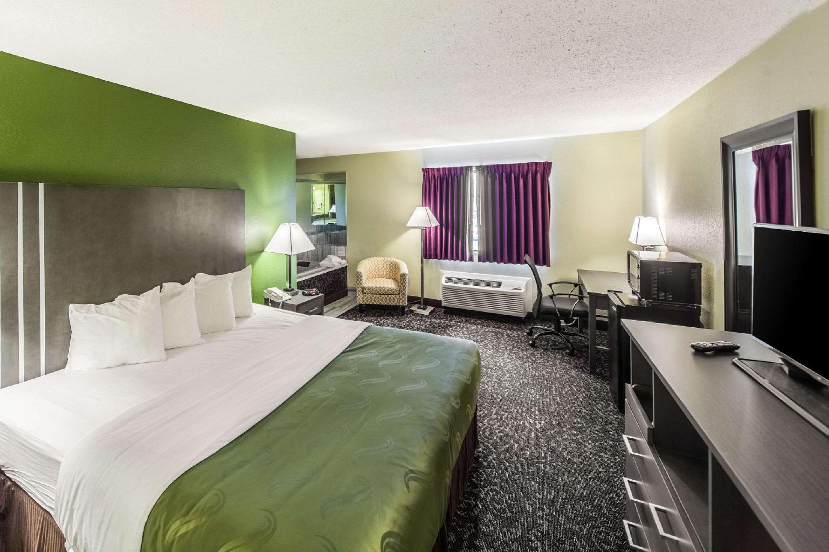 King Suite with Whirlpool - Non-Smoking - Photo 1