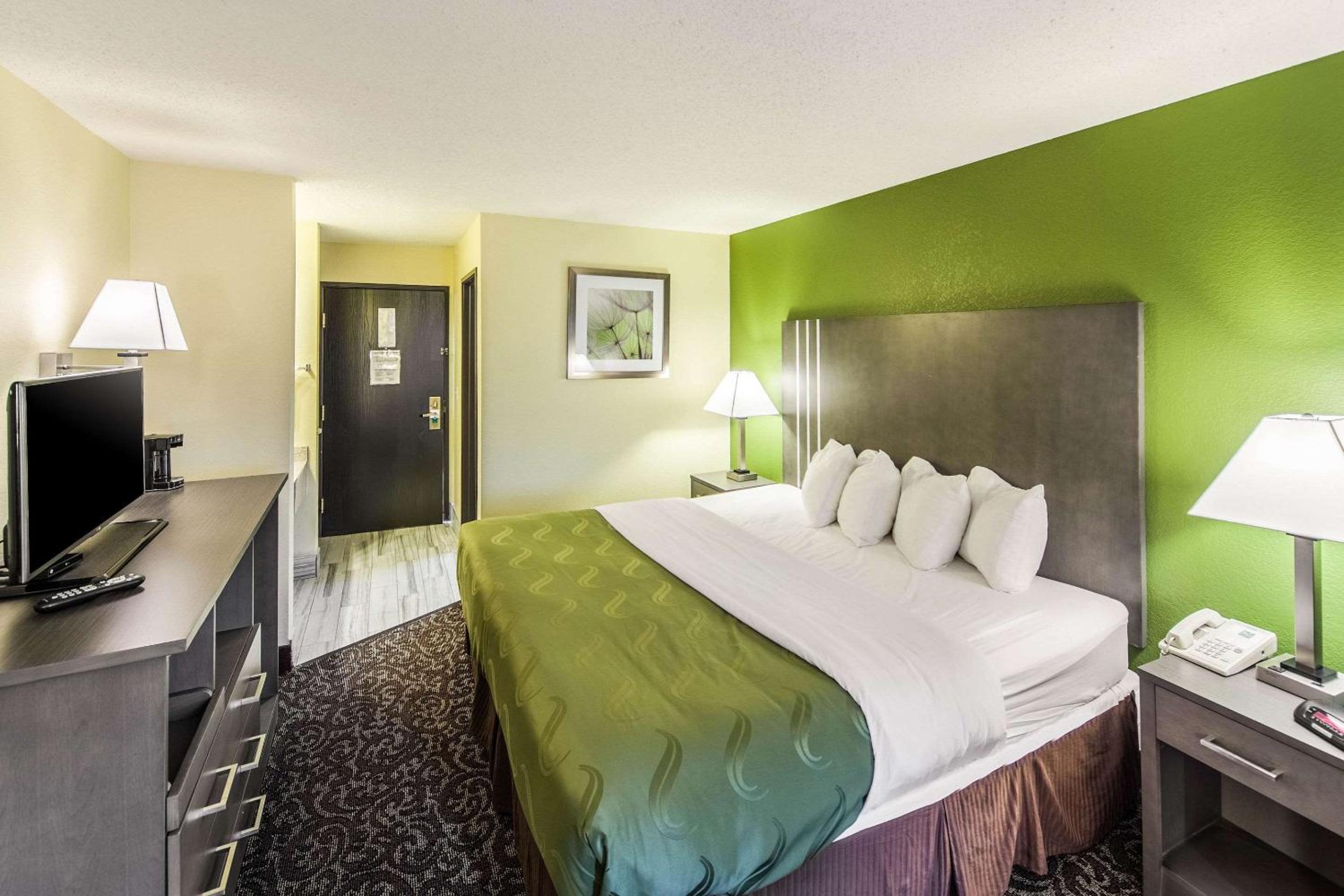 King Suite with Whirlpool - Non-Smoking - Photo 2