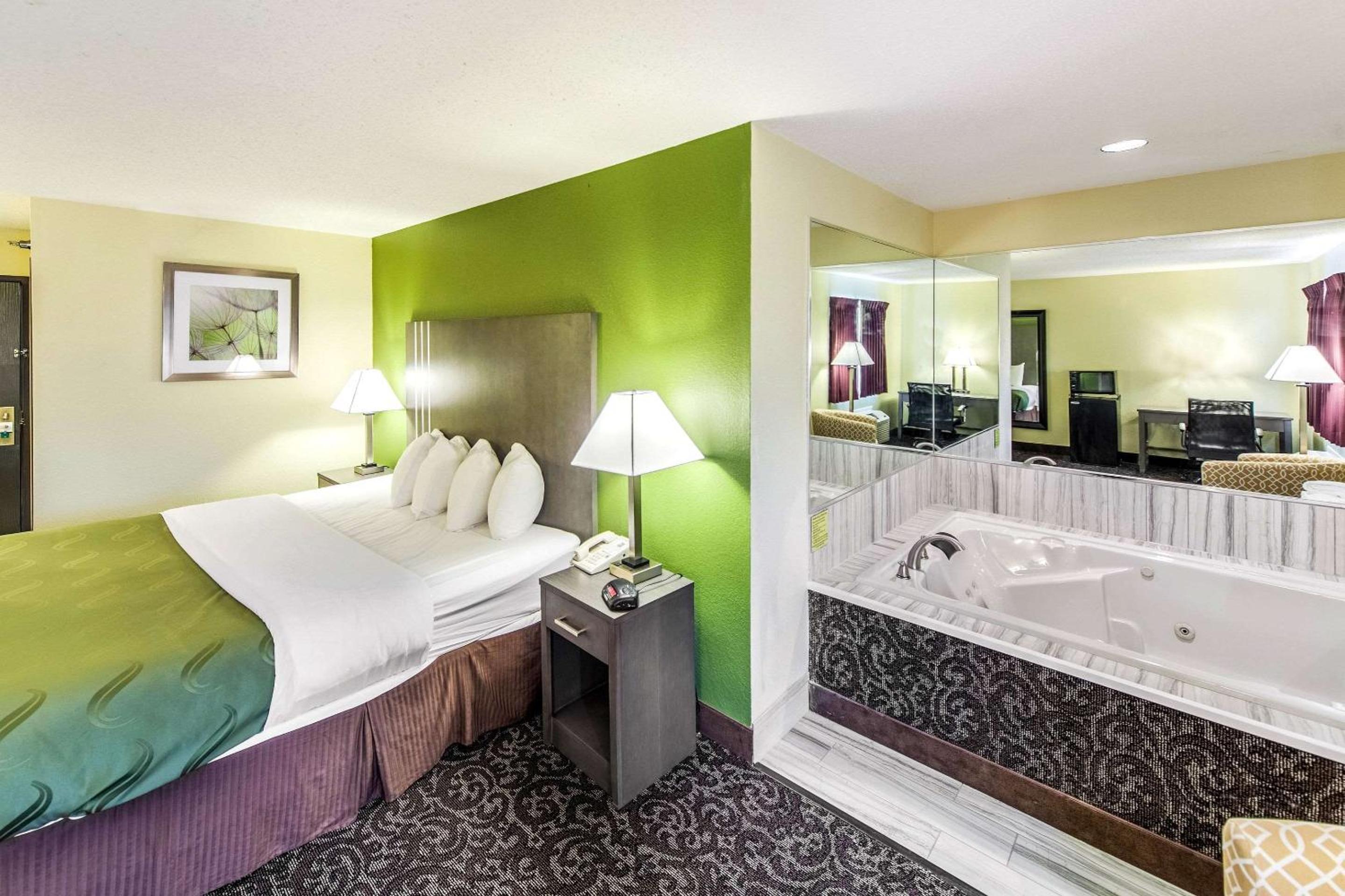 King Suite with Whirlpool - Non-Smoking - Photo 3