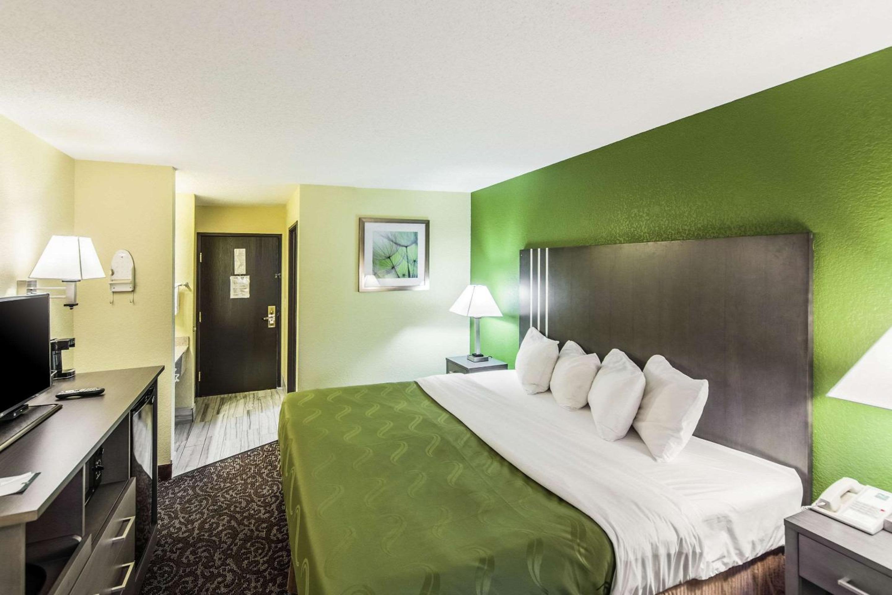 King Room - Non-Smoking - Photo 2