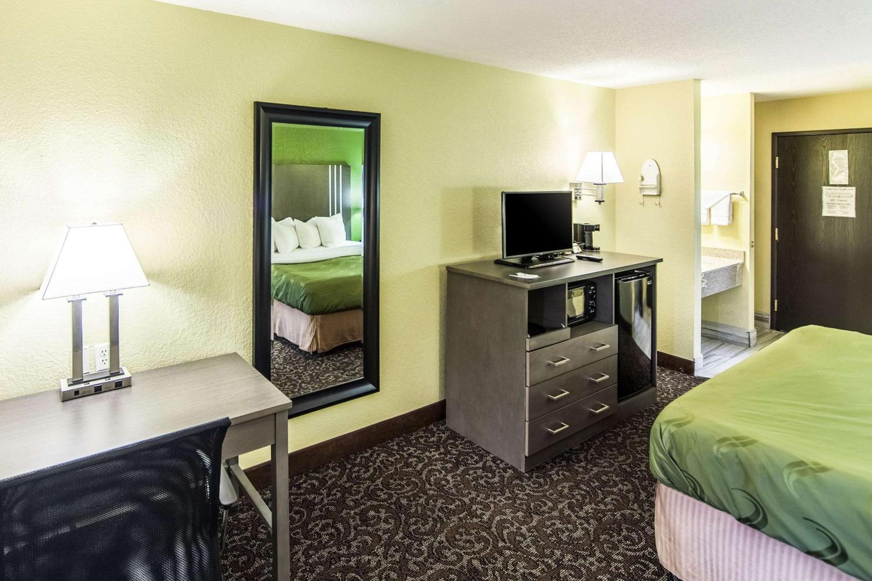 King Room - Non-Smoking - Photo 3