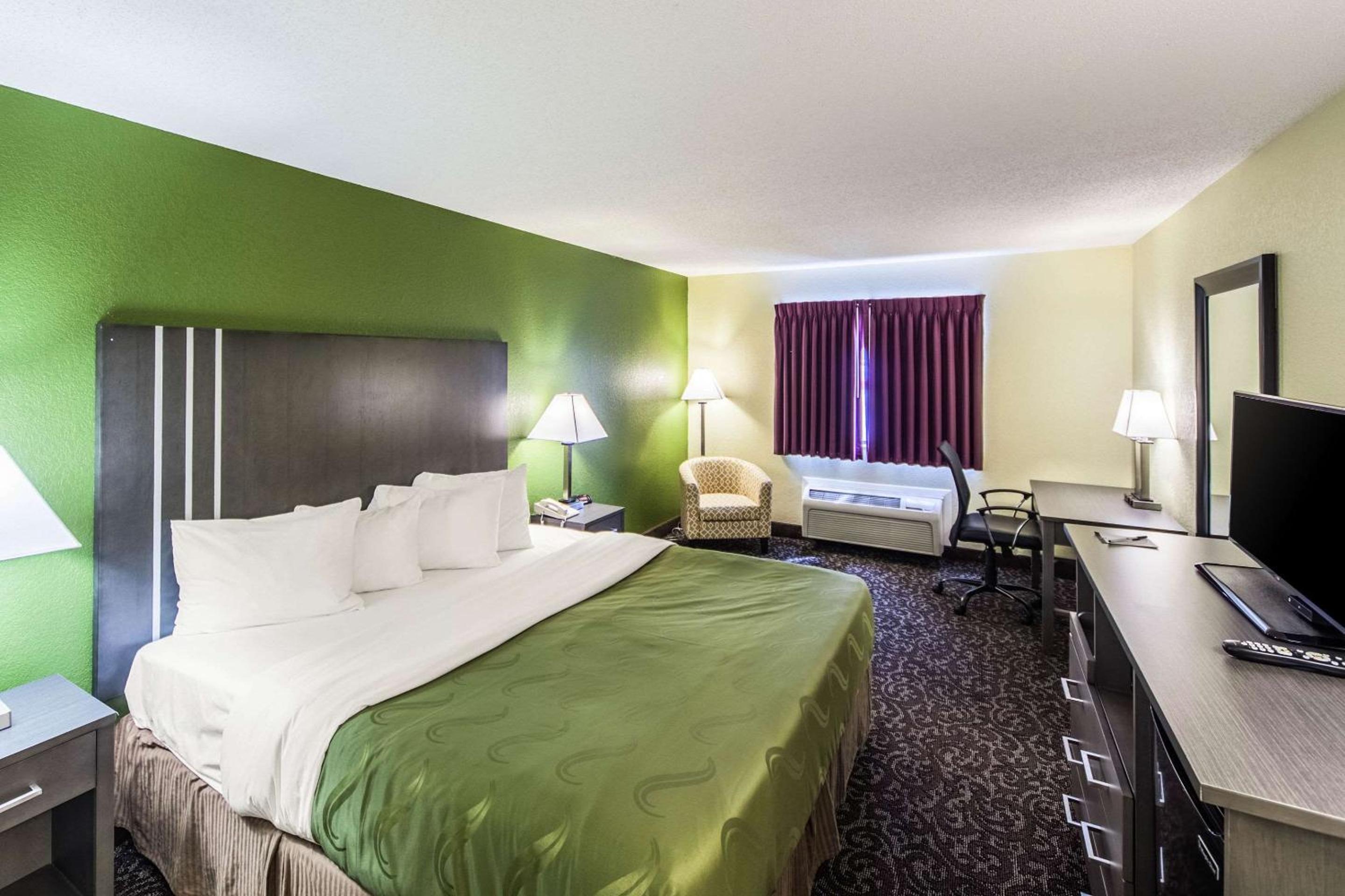 King Room - Non-Smoking - Photo 4