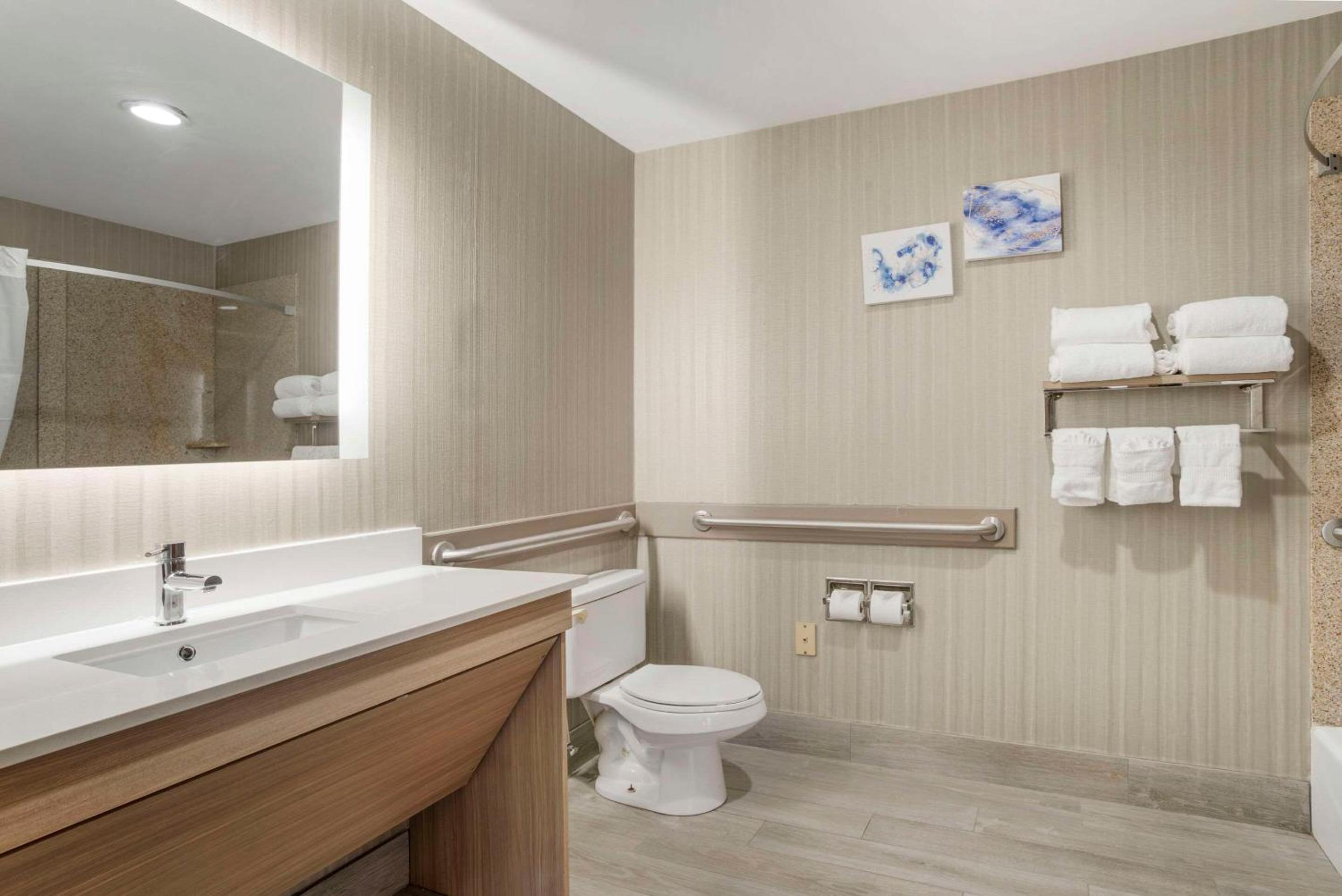 Suite with Two Double Beds - Accessible/Non-Smoking - Photo 4