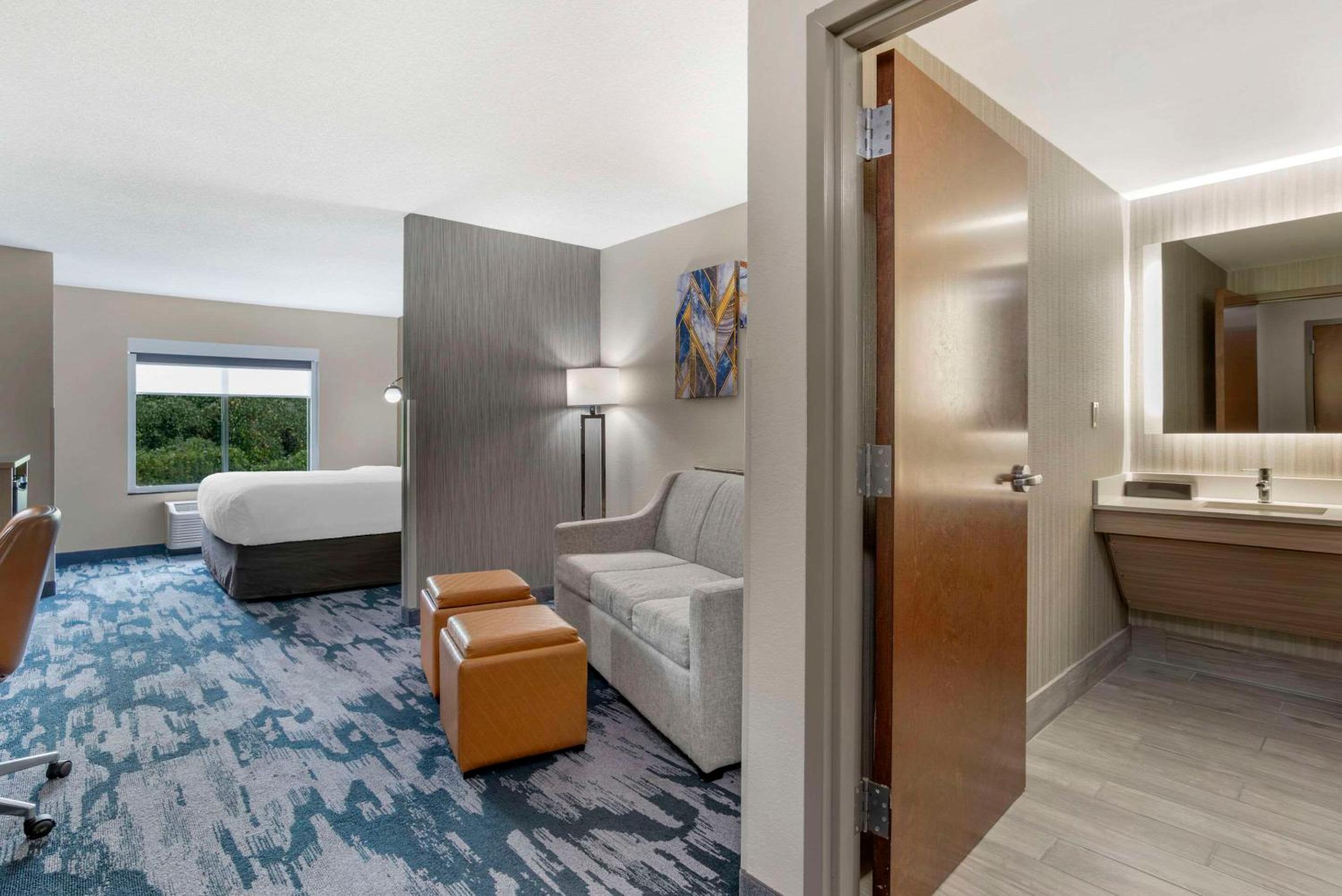 King Suite - Non-Smoking - Photo 3