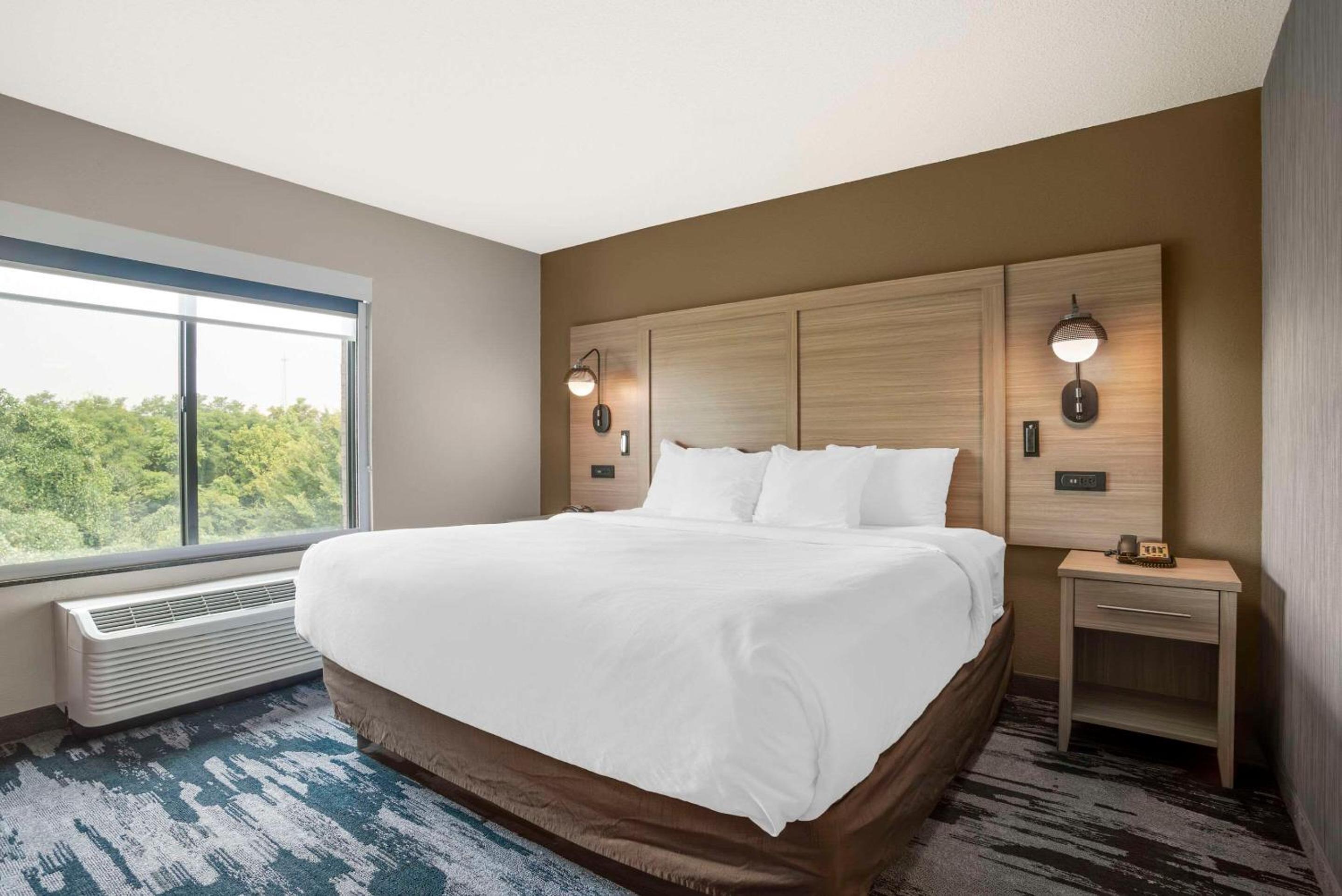 King Suite with Sofa Bed - Non-Smoking photo 2