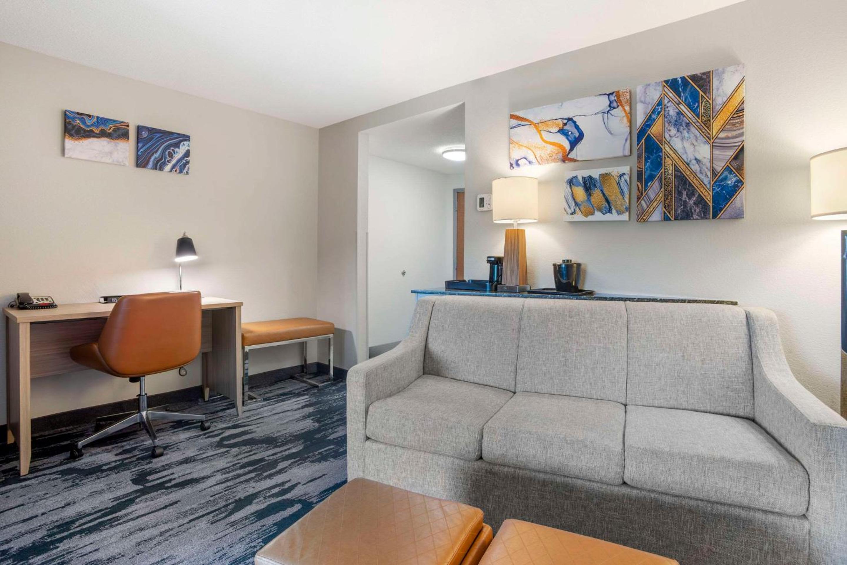 King Suite with Private Bathroom - Non-Smoking photo 2