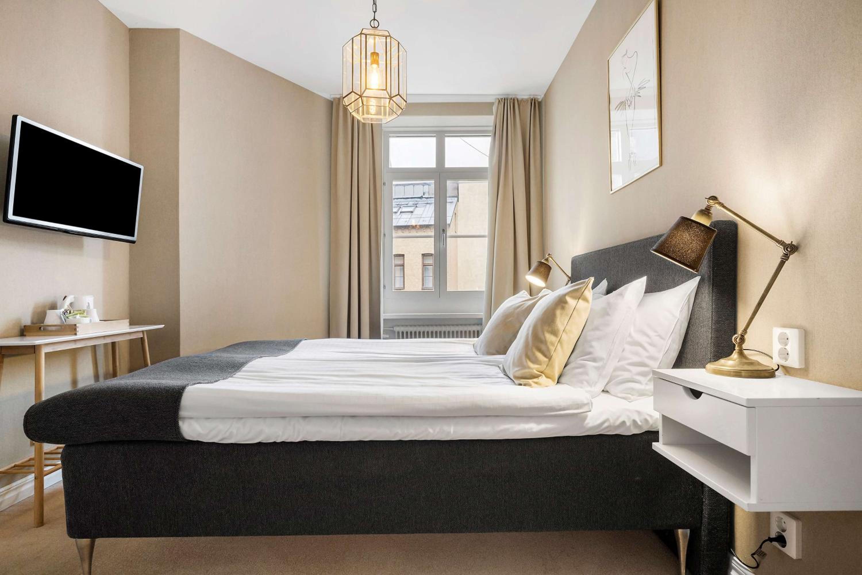 Double Compact Room (55 in bed)