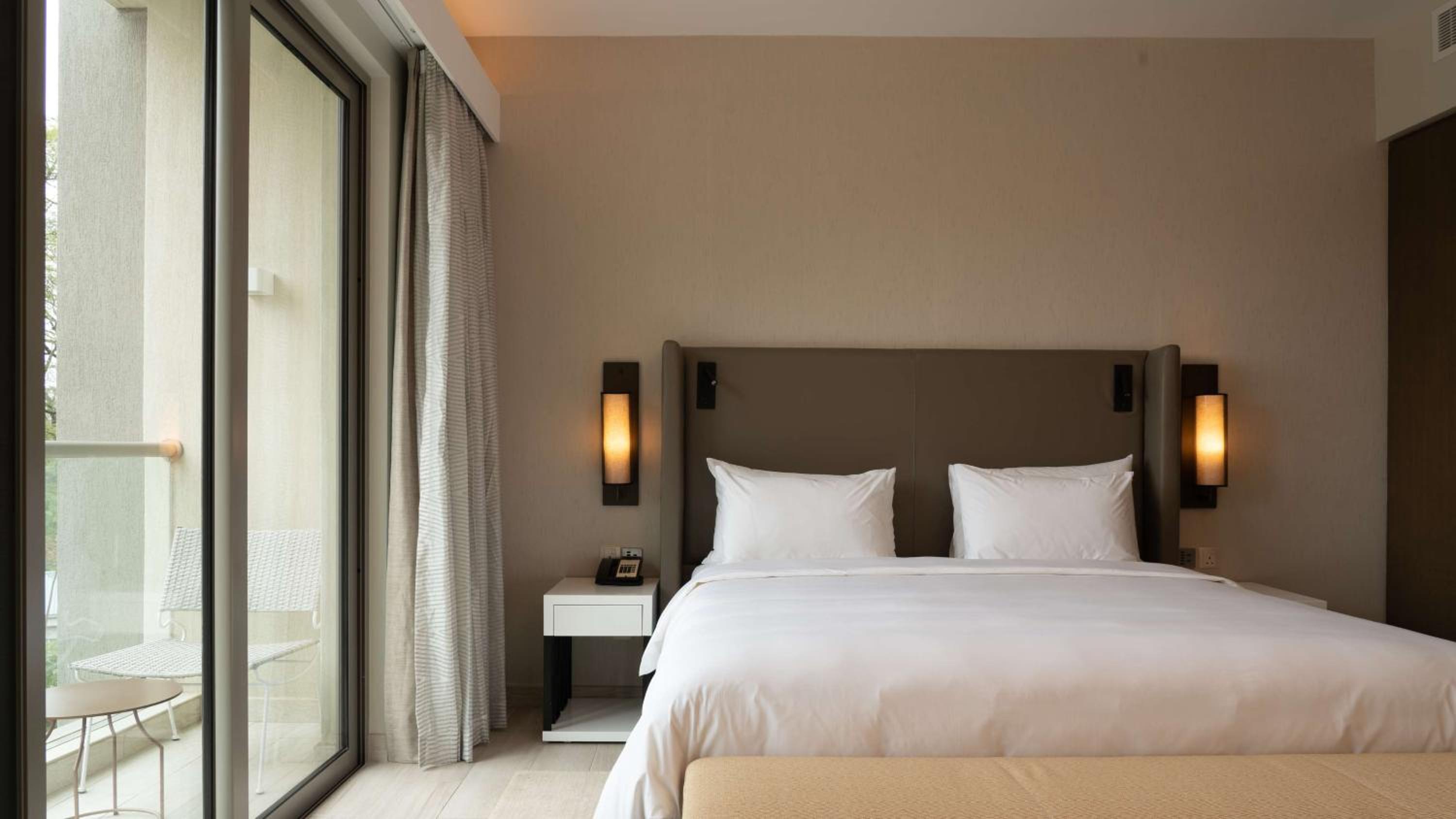 Superior Room - Pool View - Photo 5