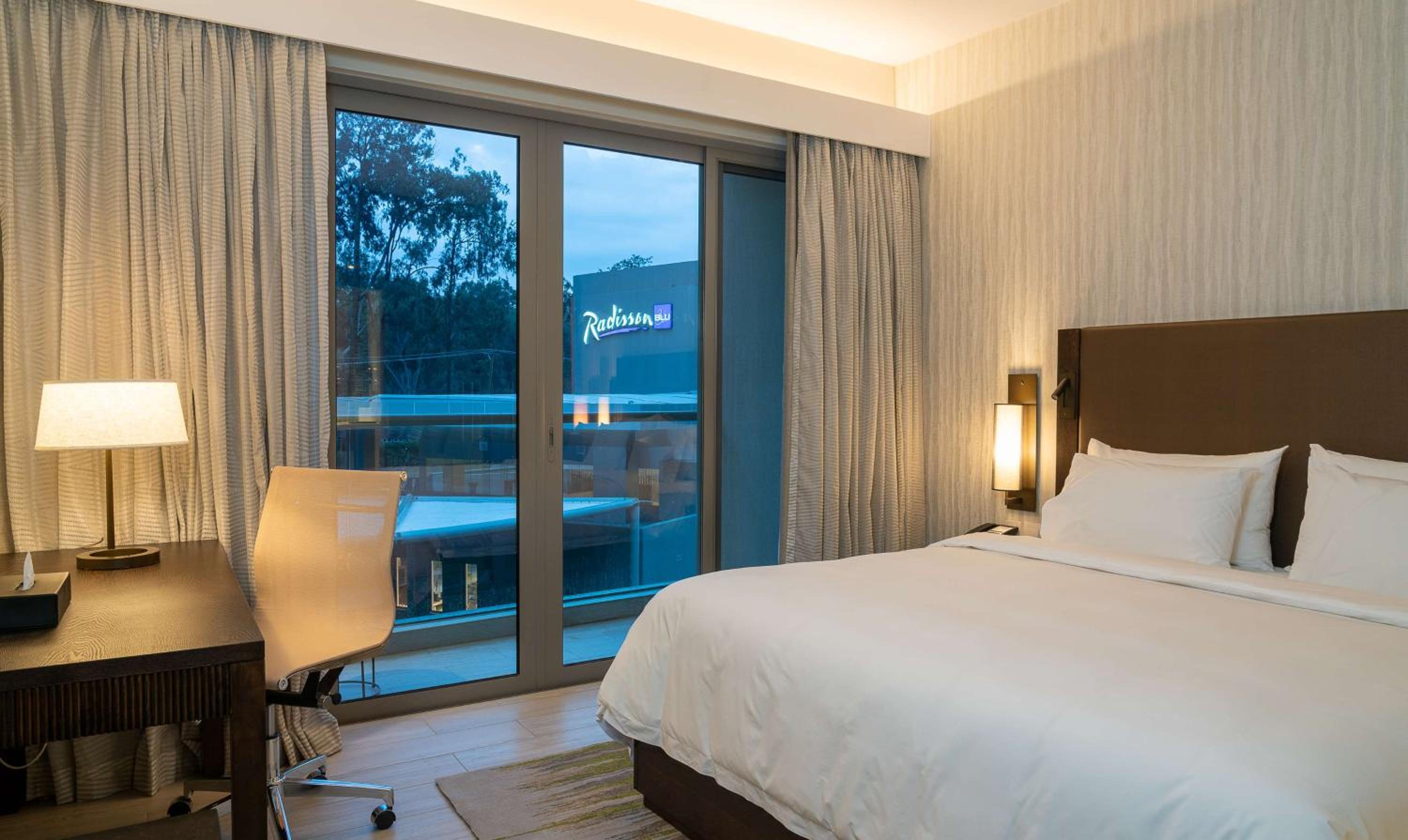 One-Bedroom Suite - Pool View & Lounge Access - Photo 2