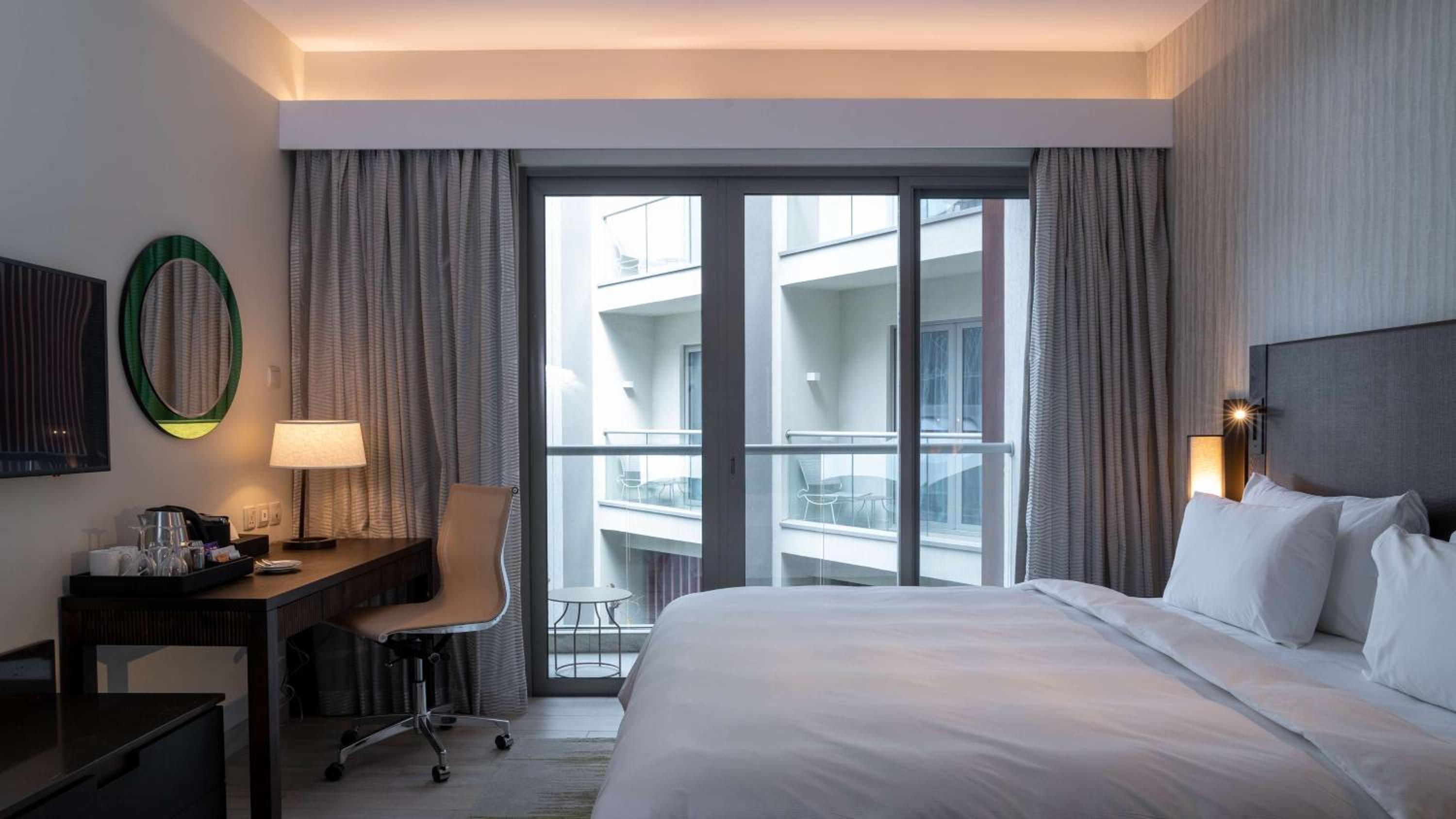 Superior Room - Pool View - Photo 6